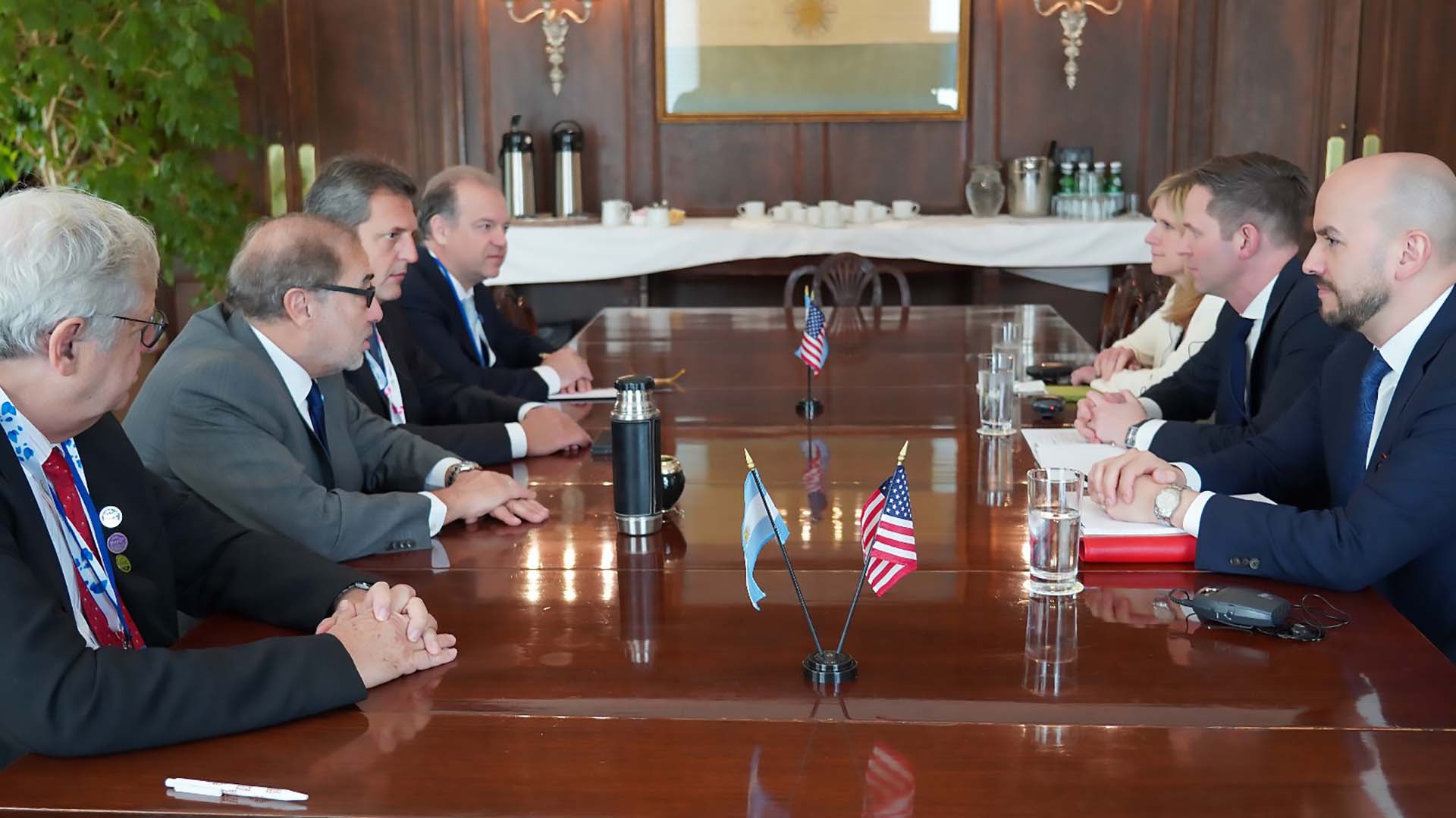 Massa junto al embajador Jorge Arguello y su equipo técnico durante la reunión que mantuvo en Washington con Juan González (primero a la derecha) y sus colegas del Consejo de Seguridad Nacional