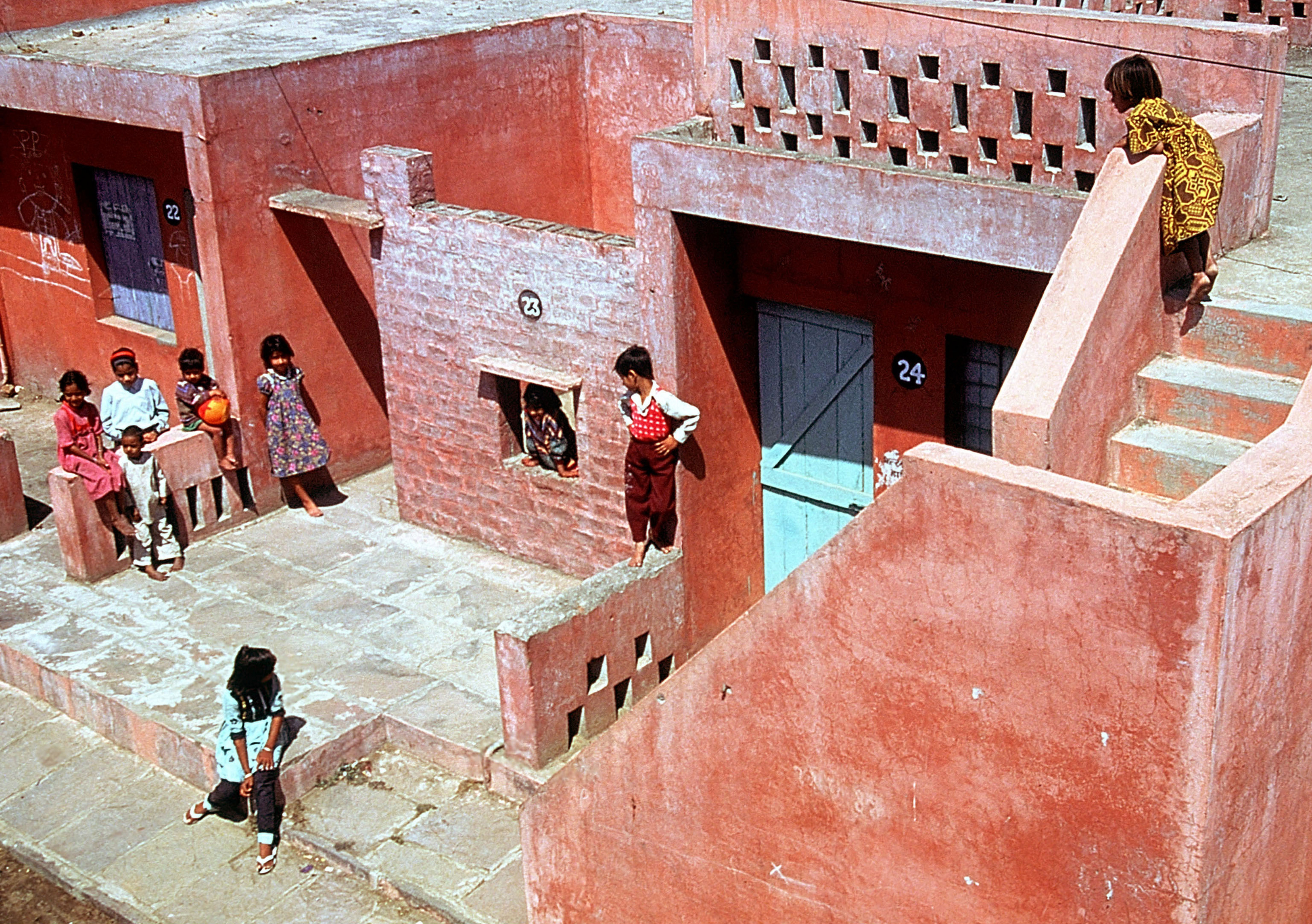 Imagen del complejo de viviendas populares Aranya, creado por Doshi en la ciudad de Indore: un sistema de casas, patios y un laberinto de senderos internos donde viven 80.000 personas