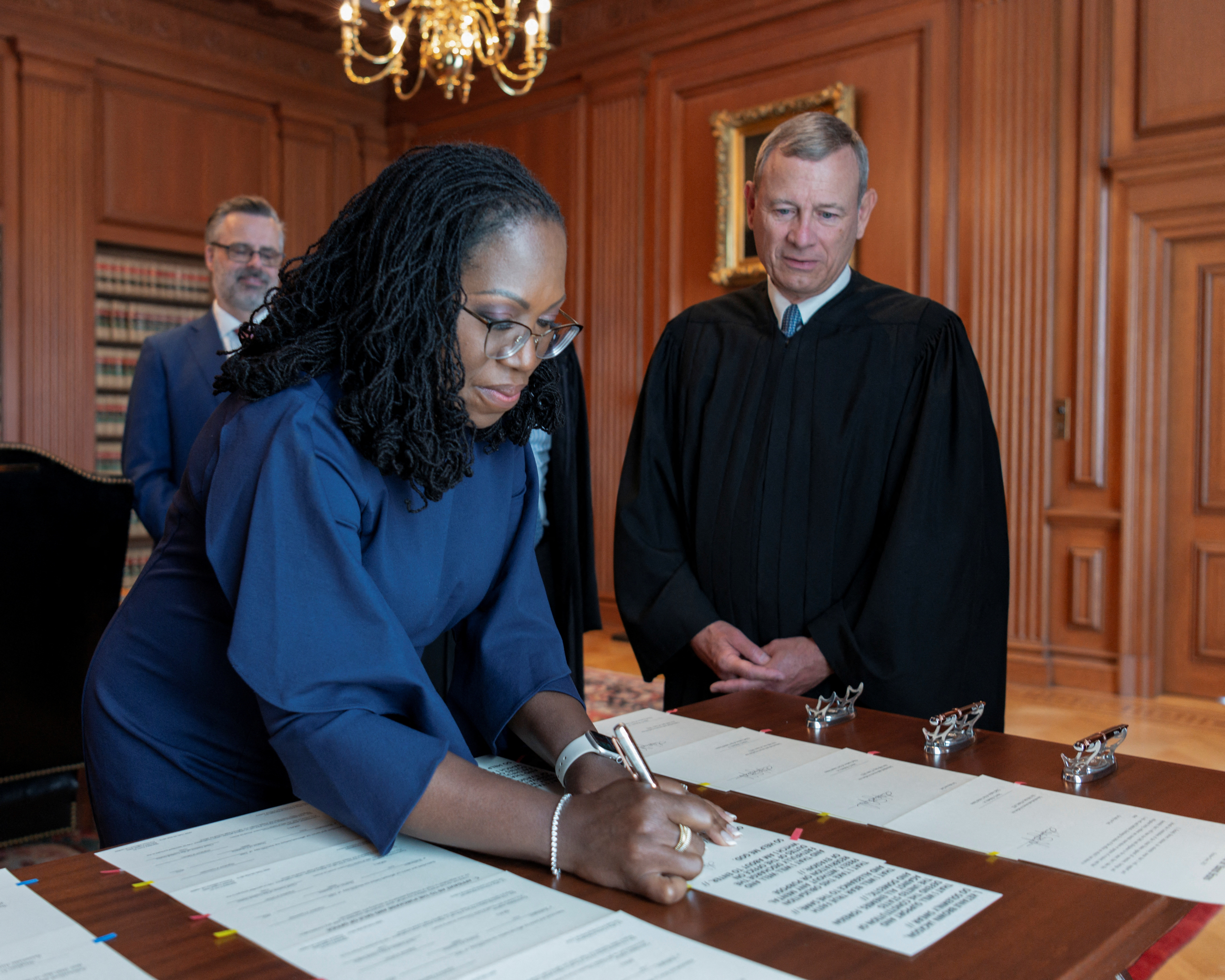 Ketanji Brown Jackson firmando como nueva miembro de la Corte Suprema de EEUU (Fred Schilling/Collection of the Supreme Court of the United States/Handout via Reuters)