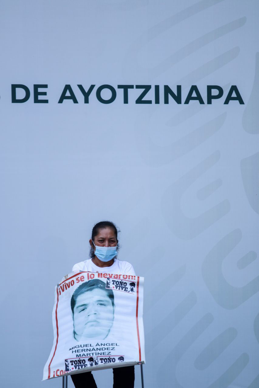 Un familiar de uno de los 43 estudiantes de la escuela de formación docente de Ayotzinapa que desaparecieron el 26 de septiembre de 2014, espera reunirse con el presidente de México, Andrés Manuel López Obrador, en el Palacio Nacional de la Ciudad de México el 26 de septiembre de 2020 en el sexto aniversario de su desaparición.