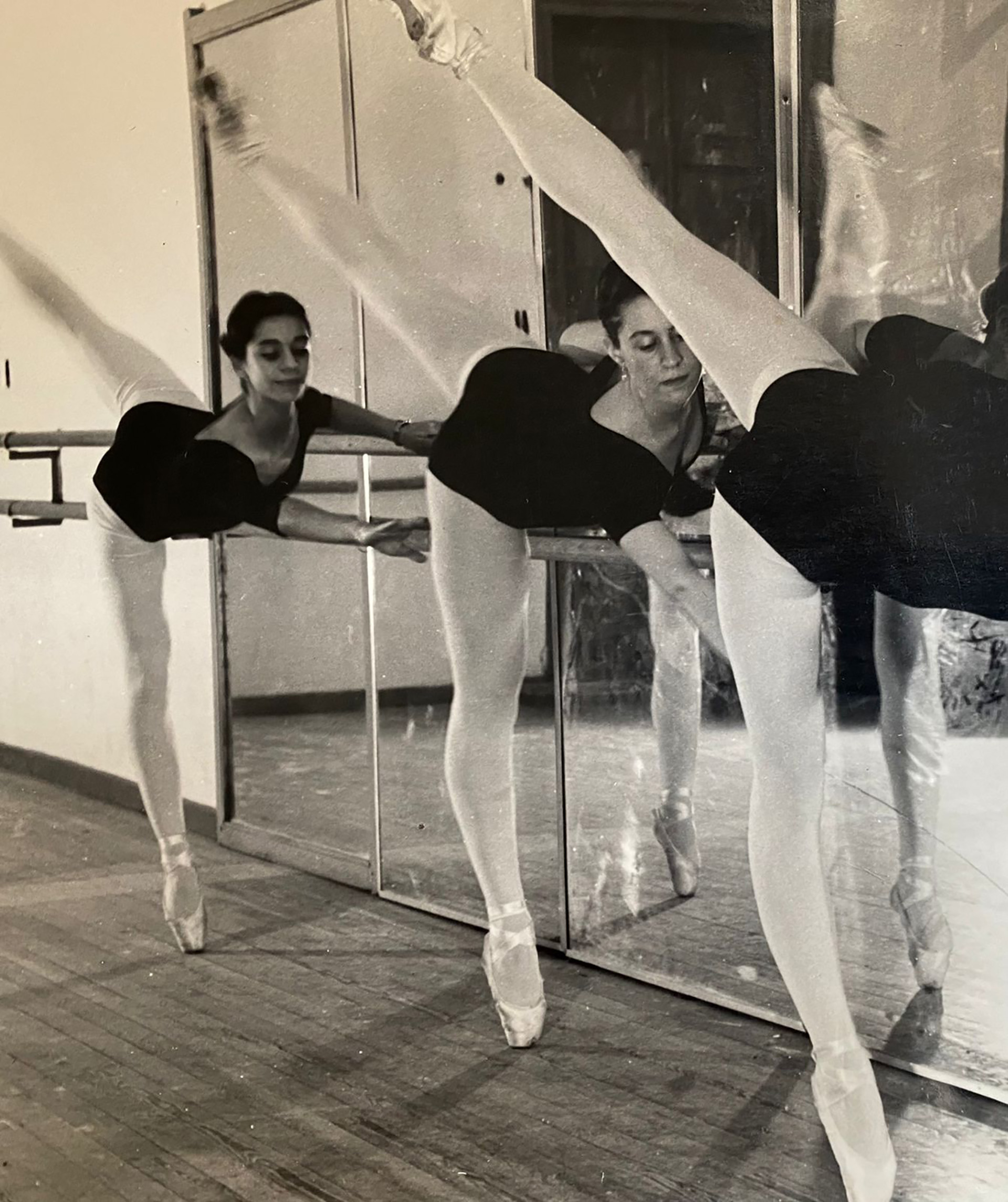 Matilda Blanco (en medio), a los 17 años, en clase de danzas clásicas