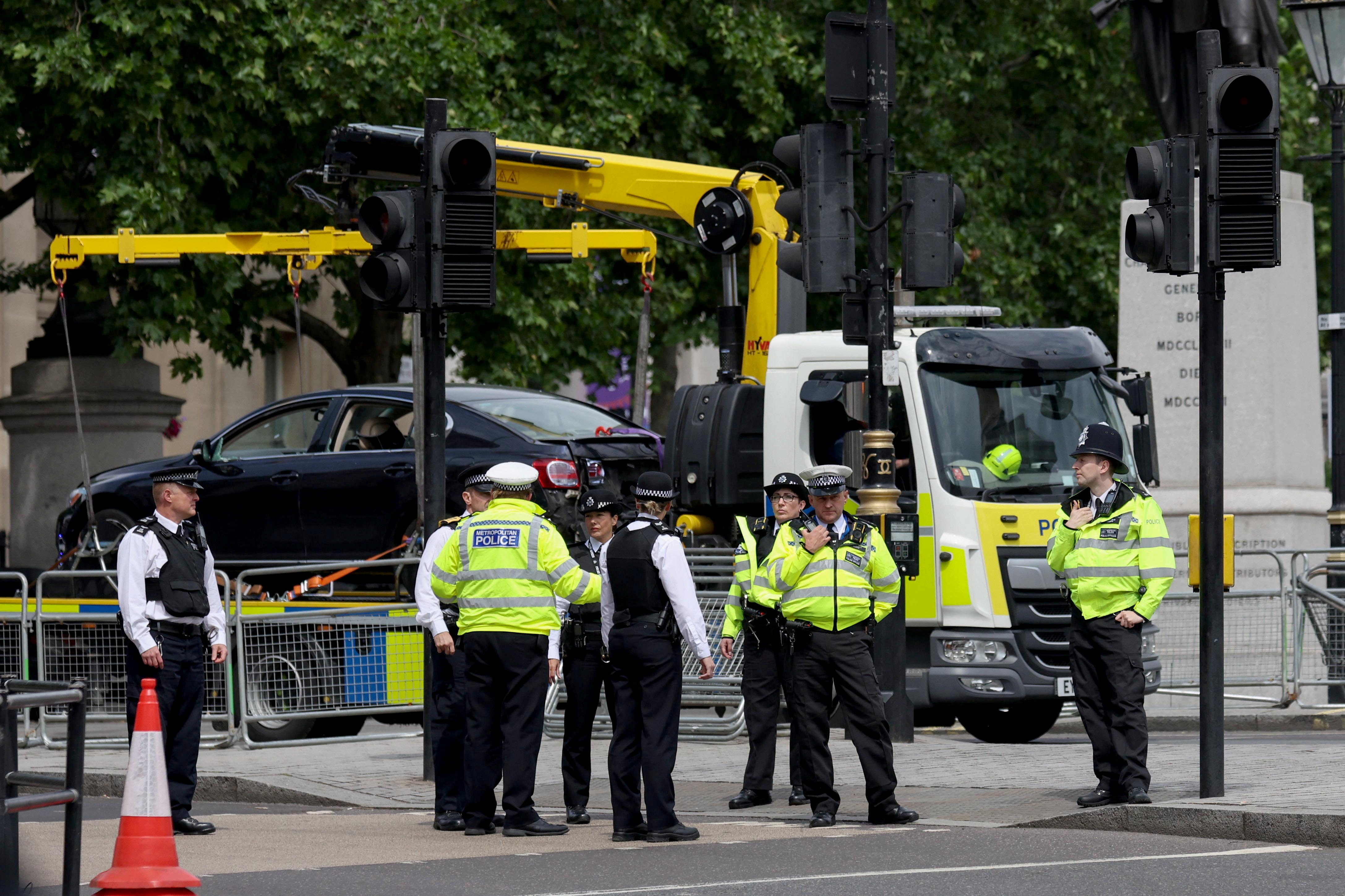 Un vehicul de poliție scoate o mașină în urma unui incident de securitate în apropiere de Trafalgar Square, în timp ce sărbătorile jubileului de platină ale Reginei Elisabeta continuă, la Londra, Marea Britanie, 4 iunie 2022. REUTERS/Phil Noble