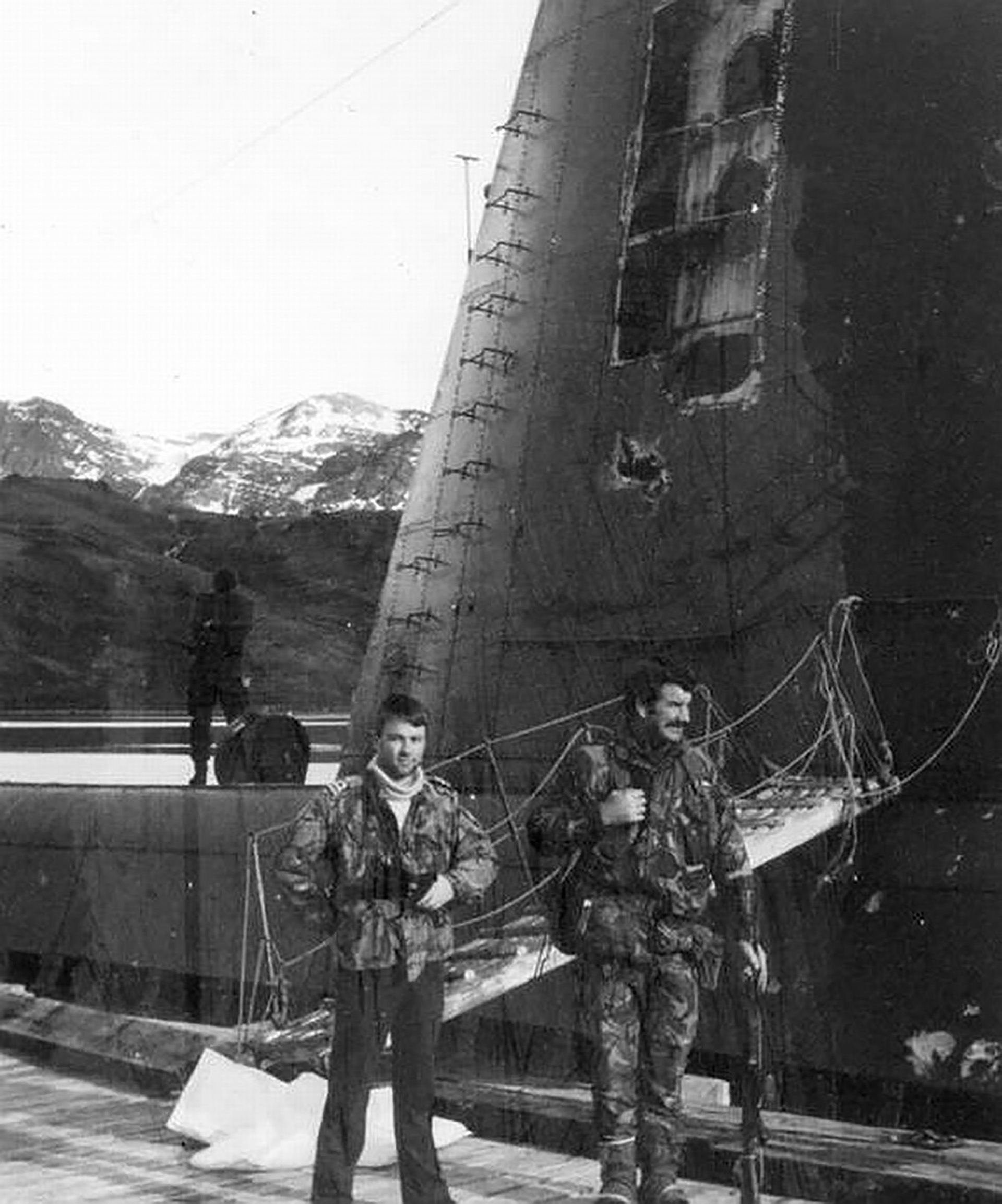 El submarino no podía sumergirse por mucho tiempo porque sus baterías estaban obsoletas y tras el bombardeo se inclinaba a estribor; había que nivelarlo, tarea que los ingleses le encargaron a la maquinista Félix Artuso