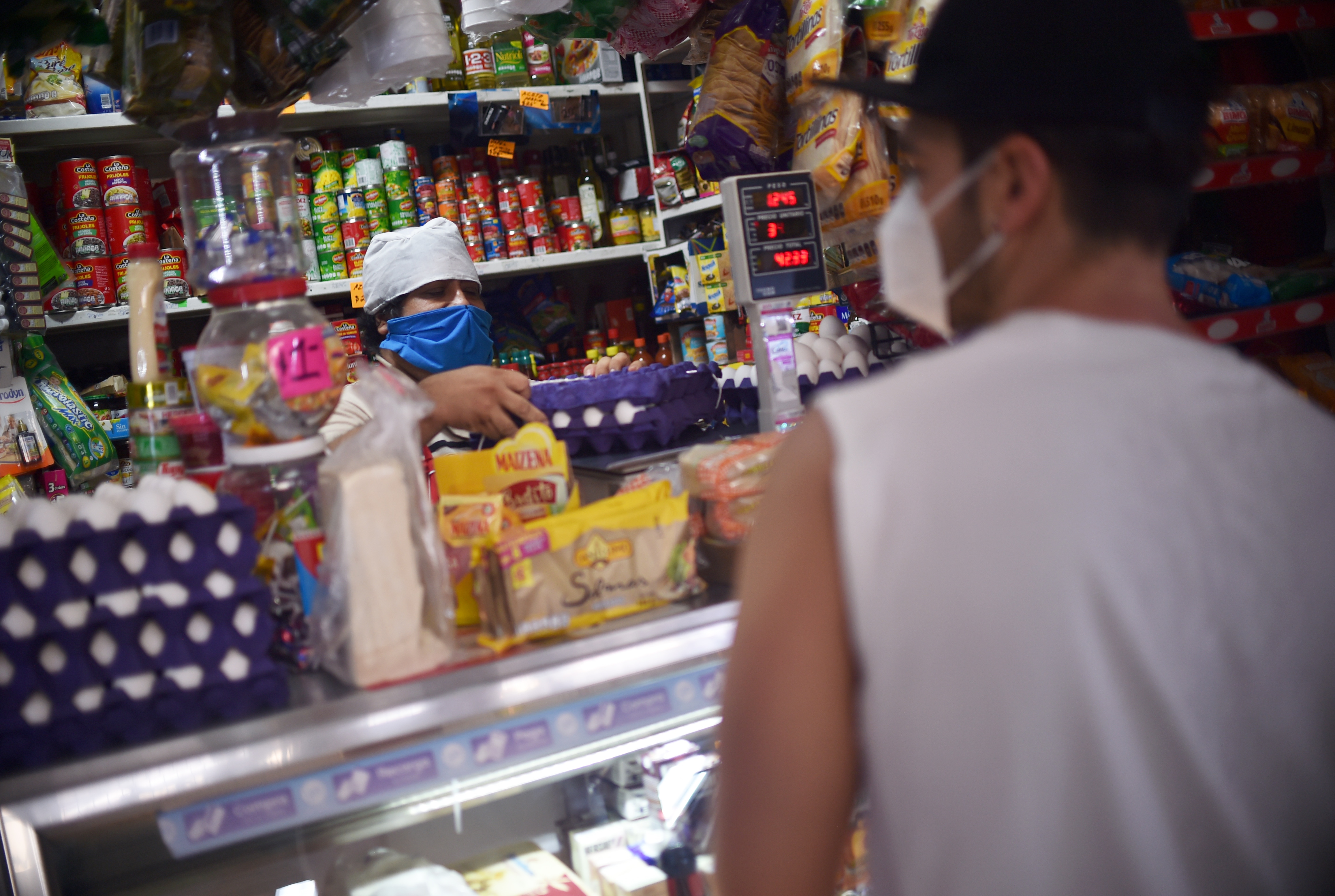 Un proveedor atiende a un cliente en un mercado popular en la Ciudad de México el 29 de junio de 2020. (Foto: RODRIGO ARANGUA / AFP)