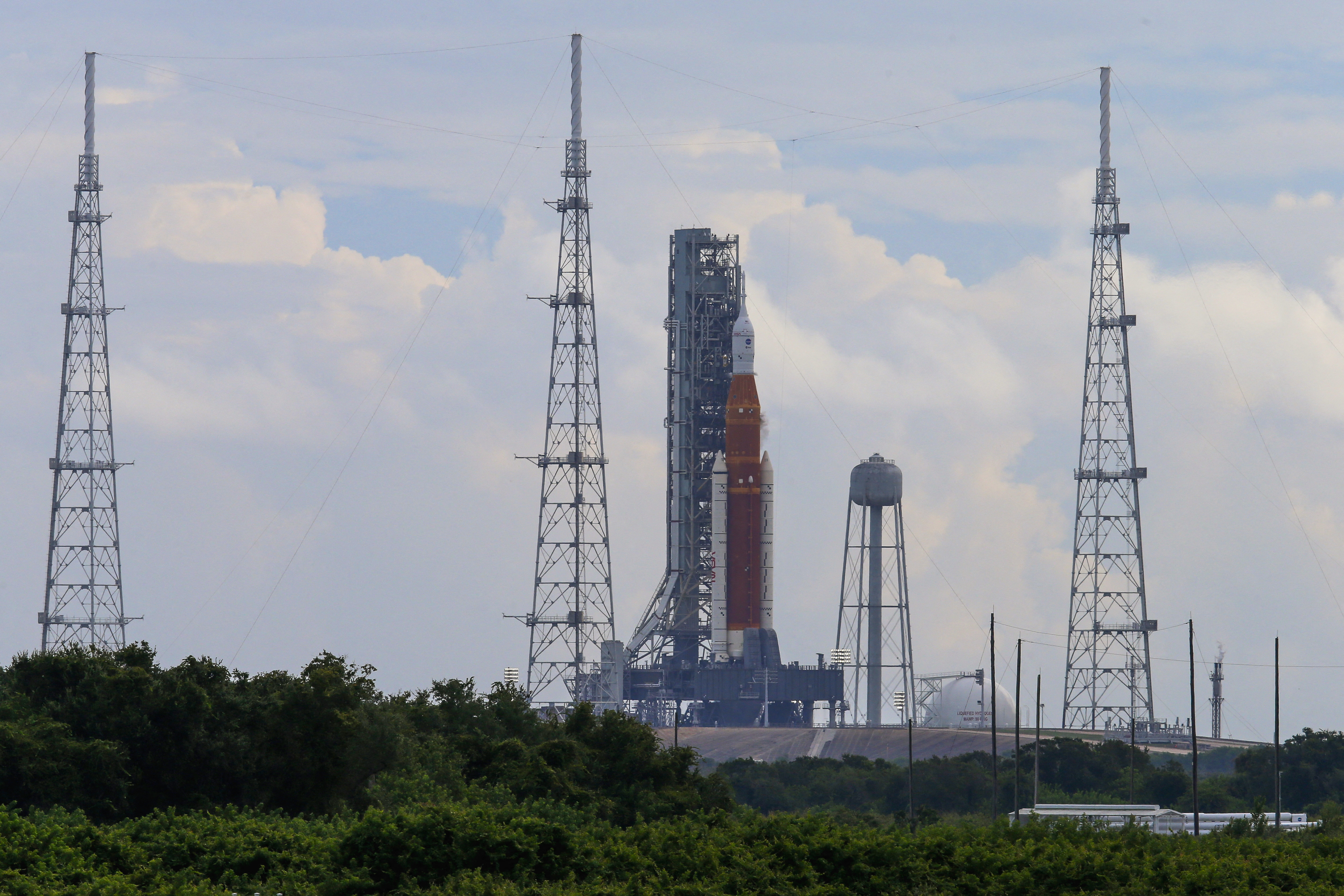 El cohete Space Launch System de 98 metros (322 pies) es el más poderoso jamás construido por la NASA. Se dispone a enviar una cápsula vacía a la órbita lunar (REUTERS/Joe Skipper)