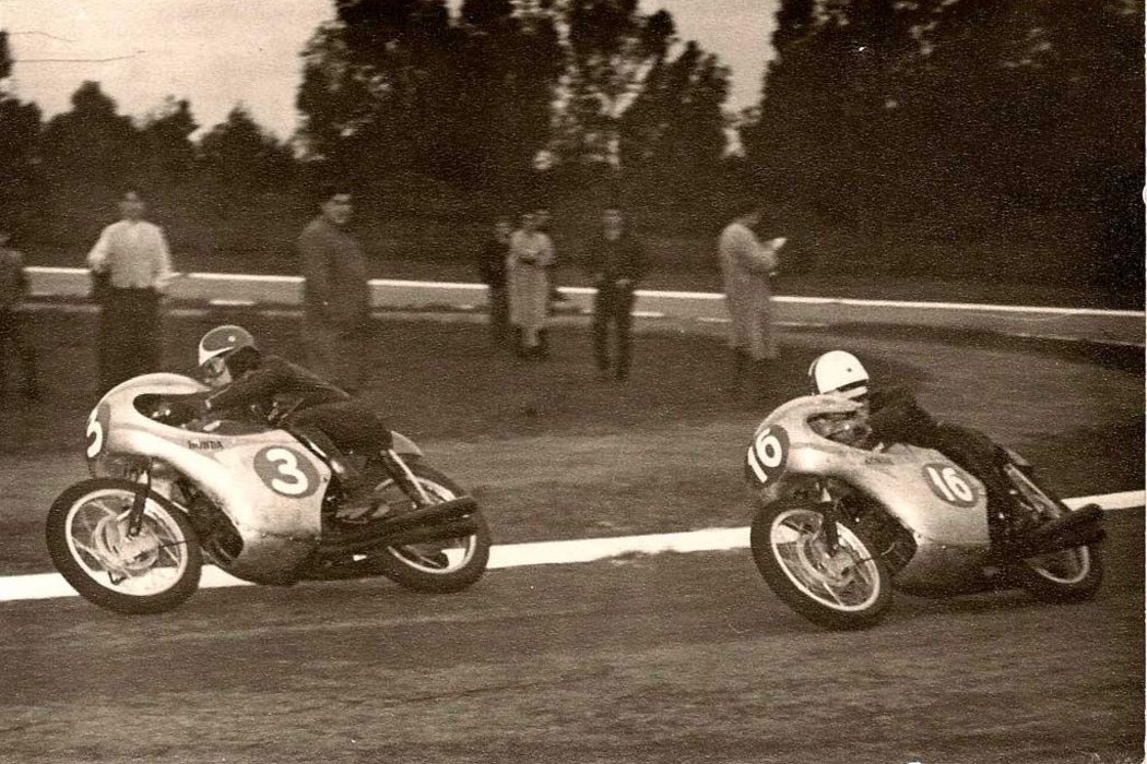 En el GP de Argentina de 1961 sobre una Honda RC 162 (Revista INFORMOTO)