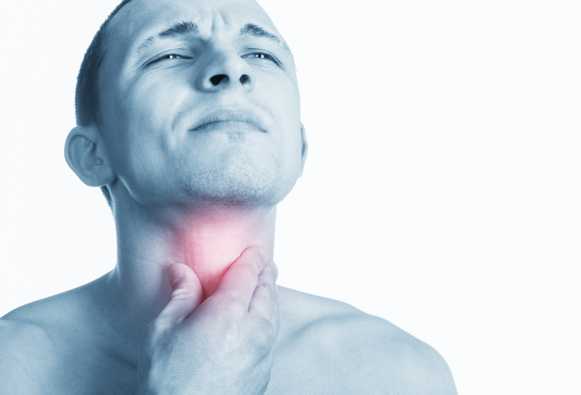 El segundo síntoma más reportado fue el dolor de garganta (iStock)