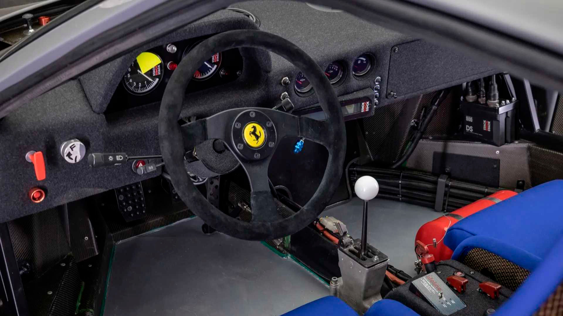 El interior también fue restaurado, adoptando el color azul para las butacas, como solían tener los Ferrari de sport de la década del 60