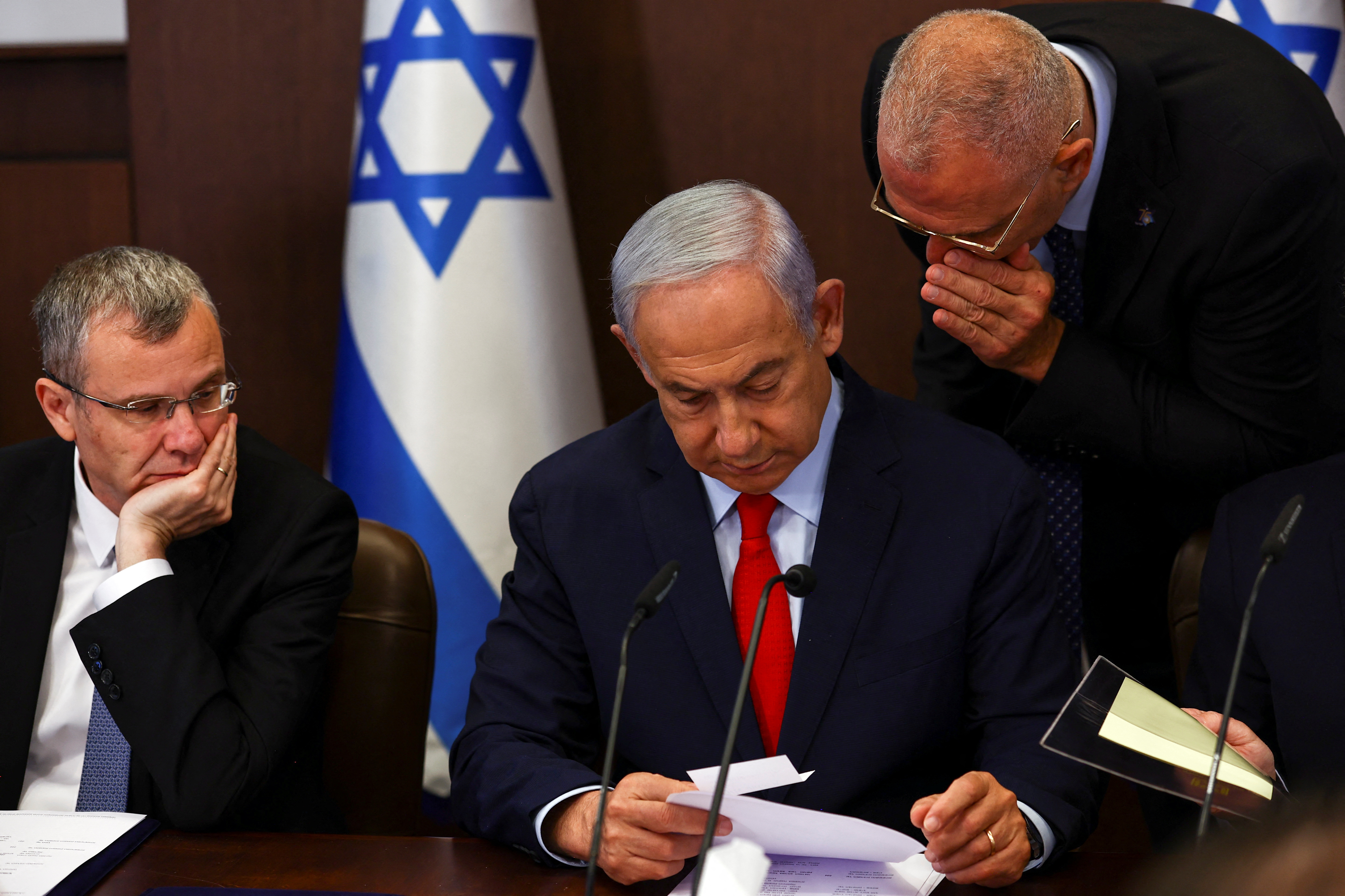 El primer ministro israelí, Benjamín Netanyahu, lee unos papeles mientras en una reunión del gabinete en la oficina del primer ministro en Jerusalén, el 7 de mayo de 2023. REUTERS/Ronen Zvulun/Pool