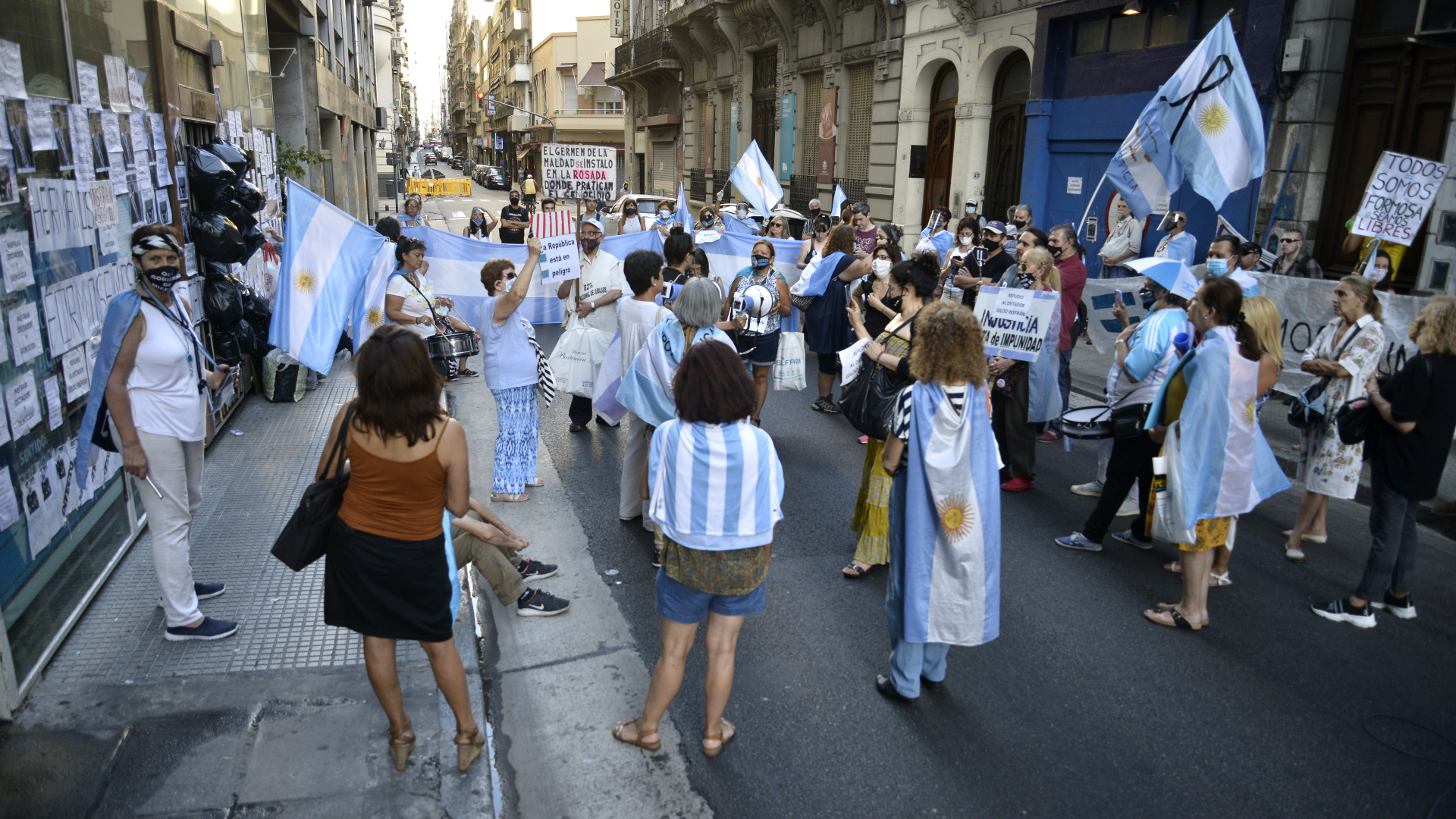 Una manifestación contra Gildo Insfrán ante la Casa de la Provincia de Formosa en la Ciudad de Buenos Aires