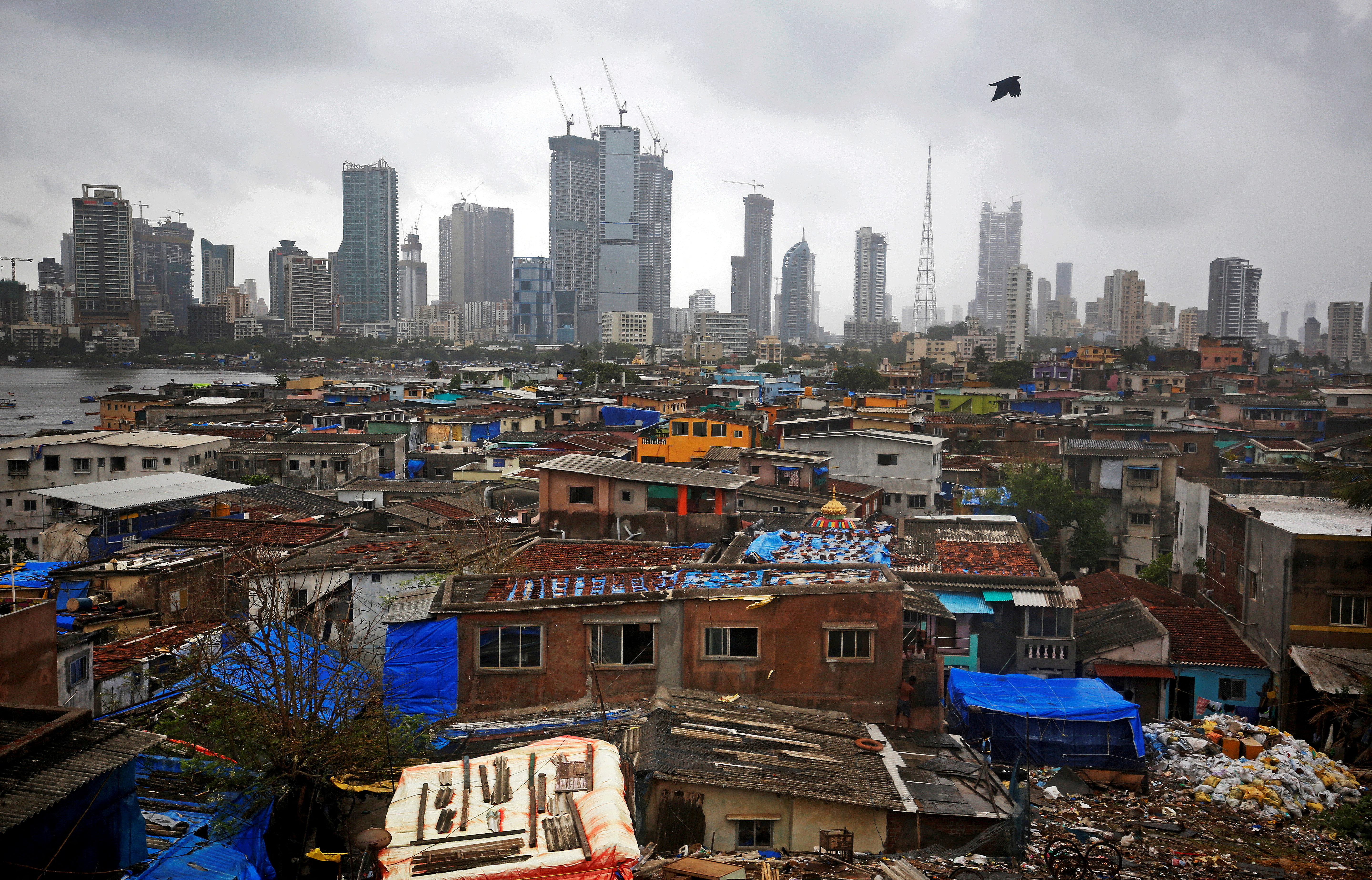The towers that rise in the thriving financial center of Mumbai contrast with the favelas that predominate in the urban landscape (REUTERS / Francis Mascarenhas)