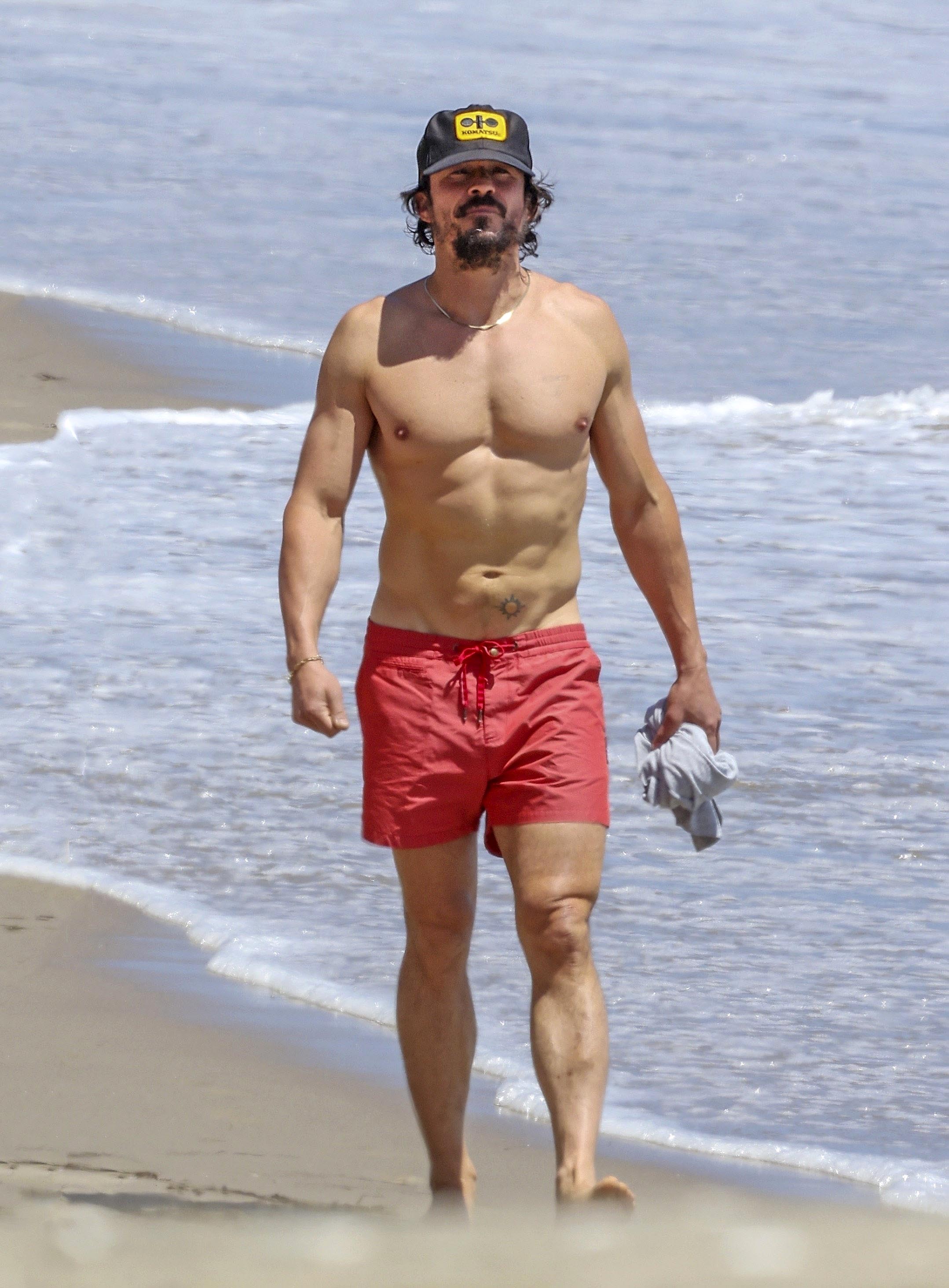 Orgulloso de las horas que invierte entrenando y con una barba desaliñada típica de vacaciones, Orlando Bloom mostró su abdomen marcado mientras disfruta de la playa en Santa Bárbara
