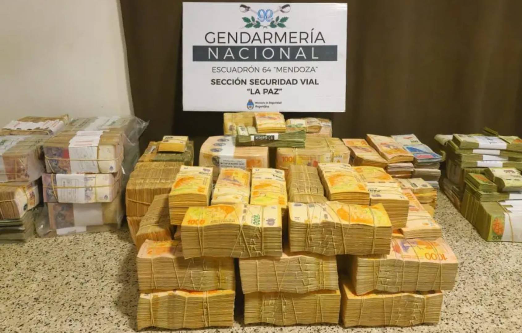 Gendarmería Detuvo A Un Camionero Que Viajaba A Mendoza Con 31 Millones De Pesos Escondidos En 