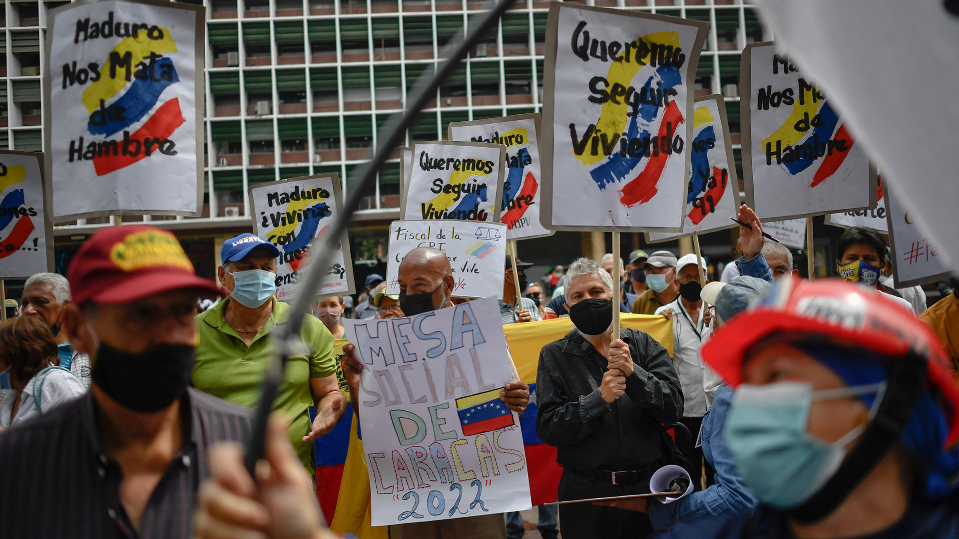 "Maduro nos mata de hambre", denuncian manifestantes venezolanos durante una protesta en Caracas (Federico PARRA / AFP)