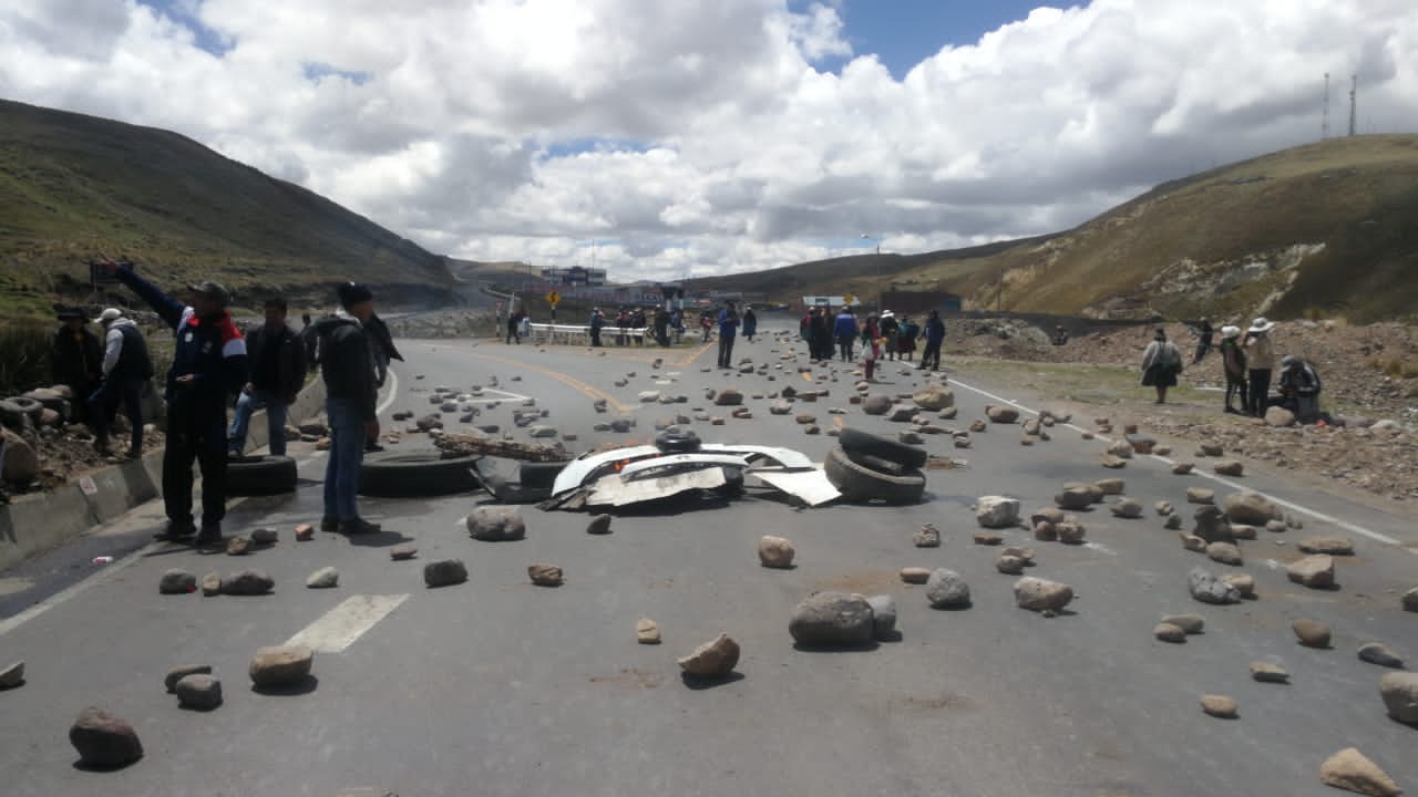 Carreteras en Puno siguen bloqueadas en el sexto día de paro nacional (Pachamama Radio)