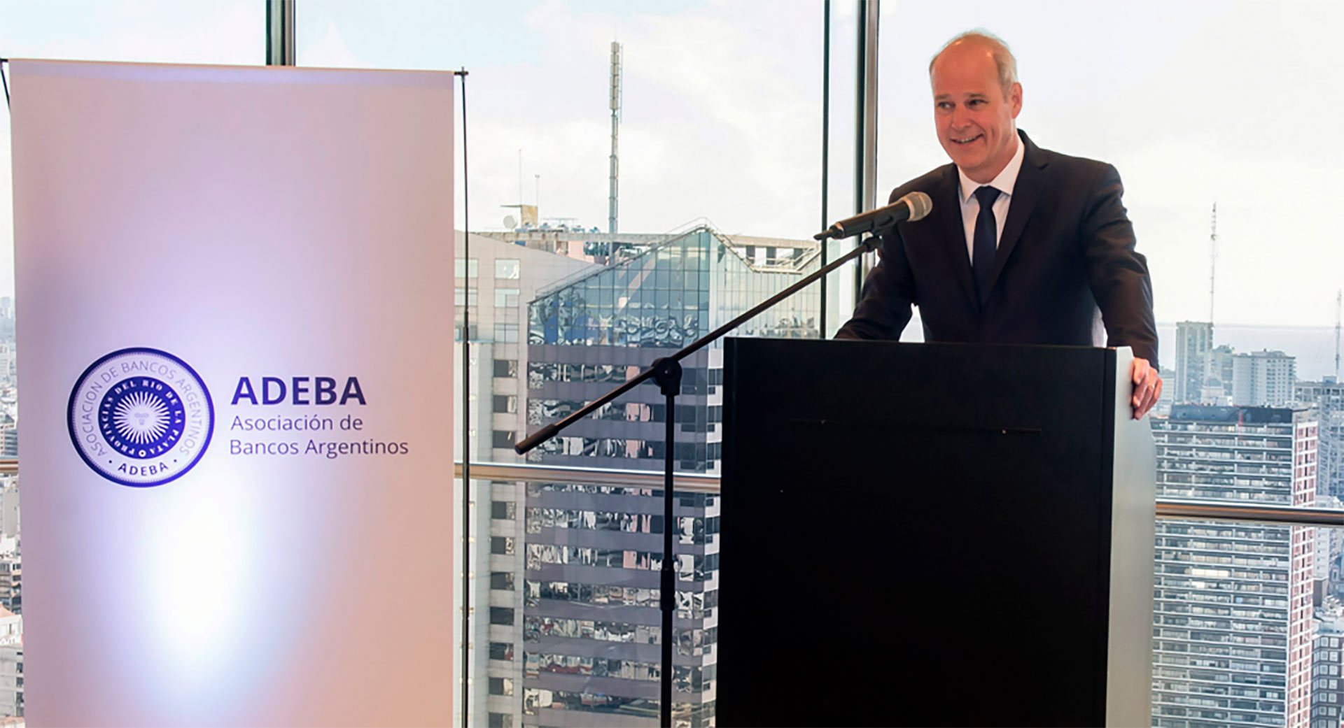 Javier Bolzico, presidente de Adeba: “Para dolarizar hacen falta los mismos esfuerzos que para sanear la moneda”