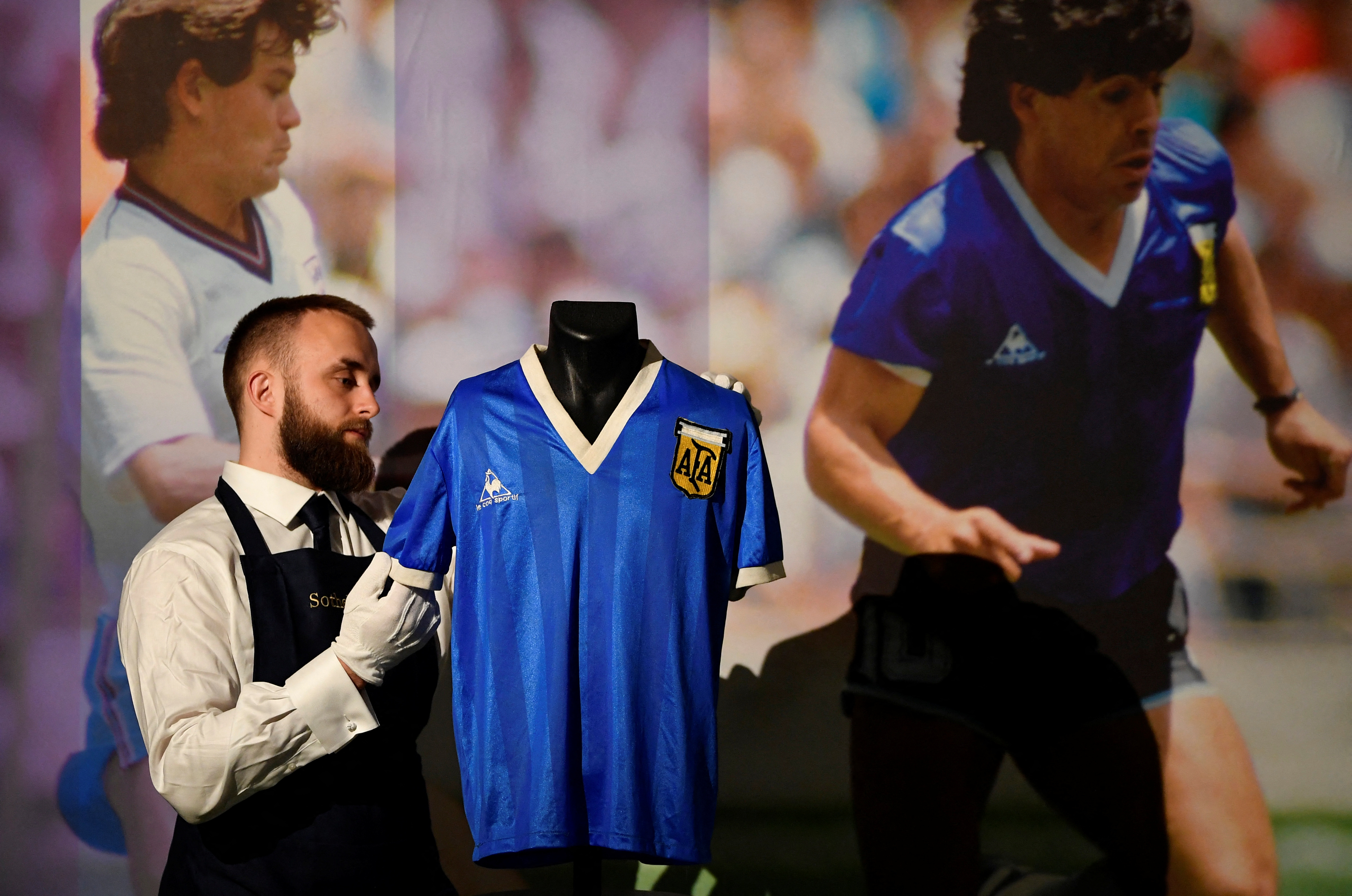 The shirt he exchanged with Steve Hodge, when it was displayed during the auction (REUTERS / Toby Melville)