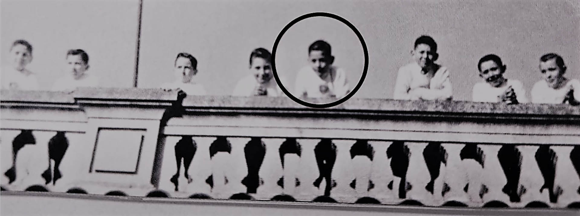Francisco mirando desde un balcón durante su escuela primaria