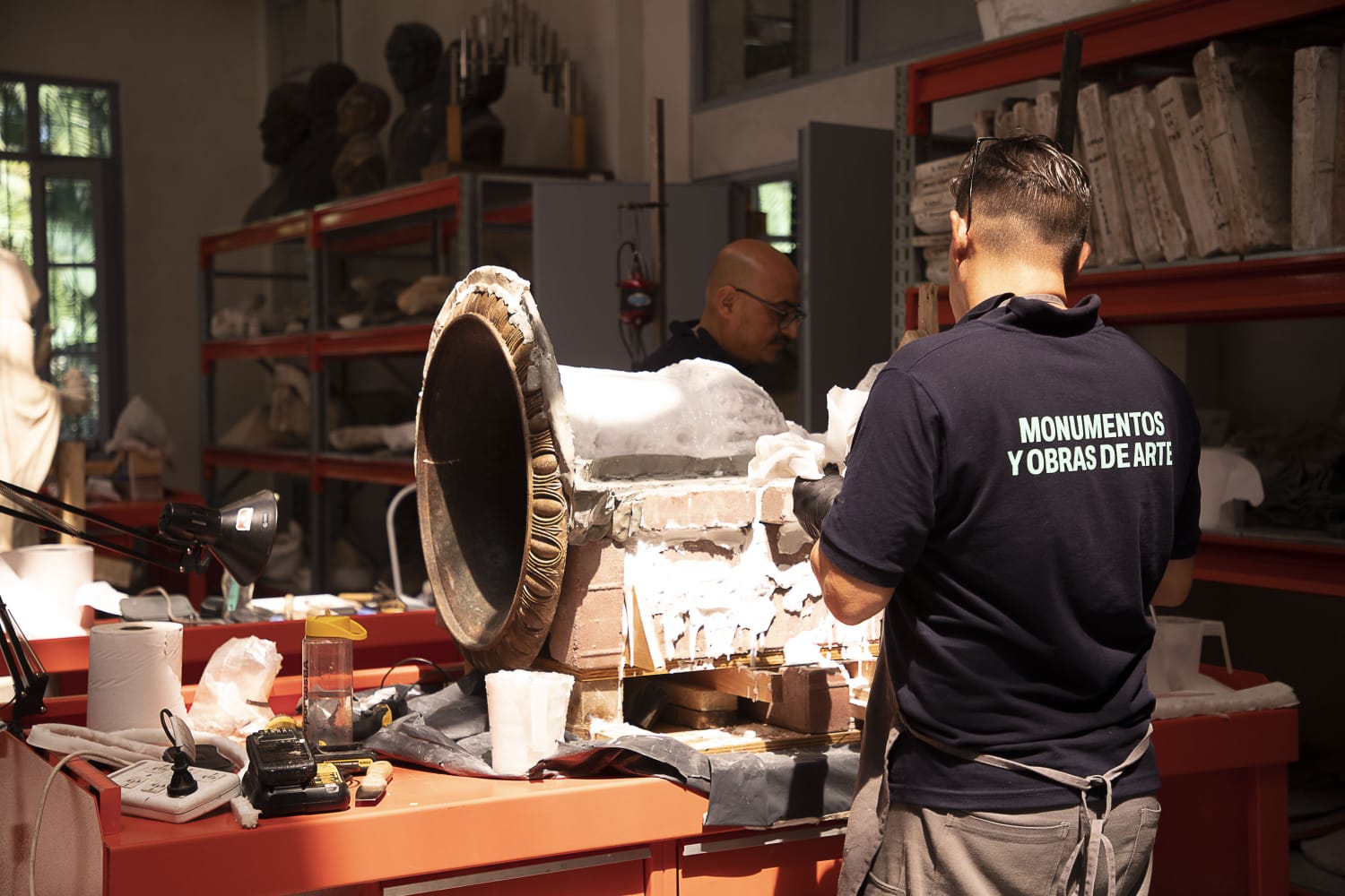 Un auto perdió el control en la Autopista 25 de Mayo, cruzó todos los carriles e impactó contra el muro