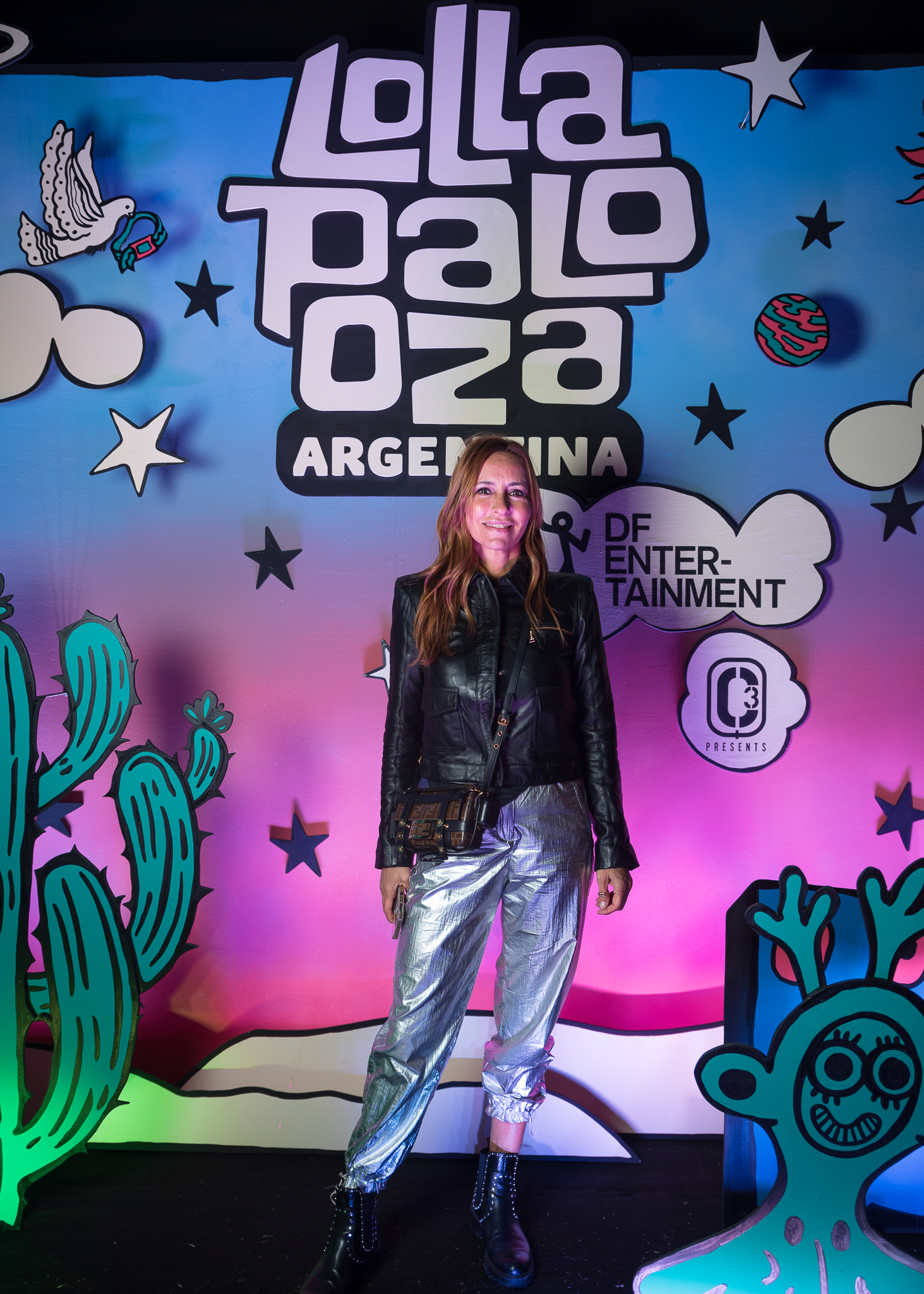 Analía Franchís eligió un pantalón plateado para aportarle brillo a su outfit, combinada con una campera de cuero negra y botas