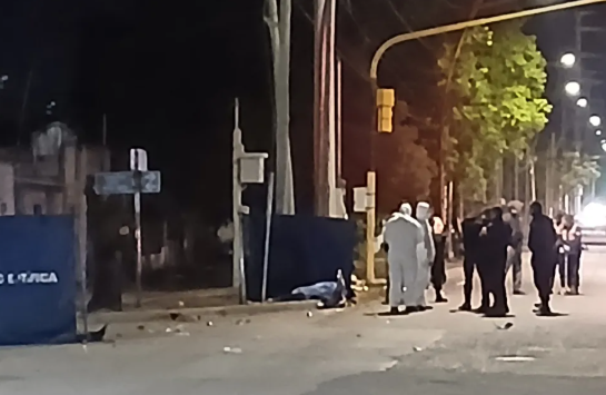Un m&oacute;vil policial choc&oacute; contra dos motos y un colectivo: dej&oacute; dos muertos y una ni&ntilde;a herida