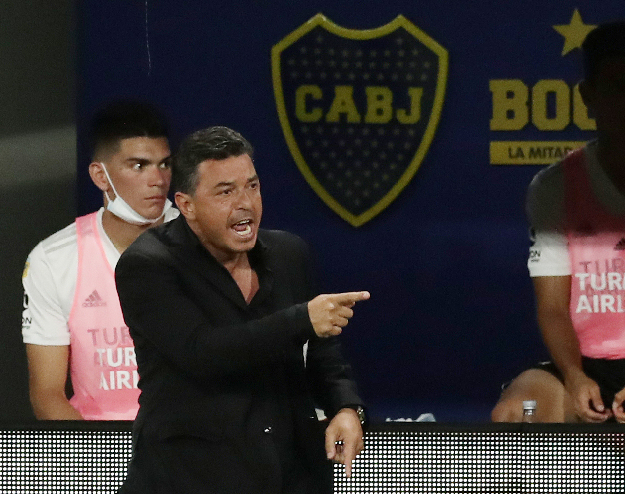 El enojo de Gallardo por el codazo de Campuzano a Carrascal. El árbitro Rapallini sólo sancionó con tarjeta amarilla (REUTERS/Alejandro Pagni)