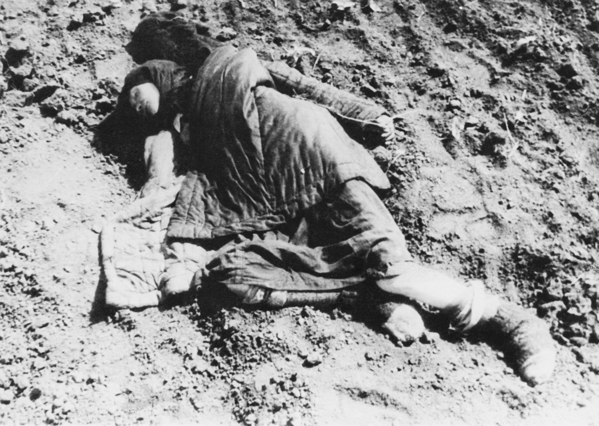 1934. El cadáver de una mujer joven, cerca de Poltava, durante la hambruna artificial diseñada por Stalin en Ucrania, cuando pertenecía a la ex Unión Soviética (Photo by Daily Express/Hulton Archive/Getty Images)