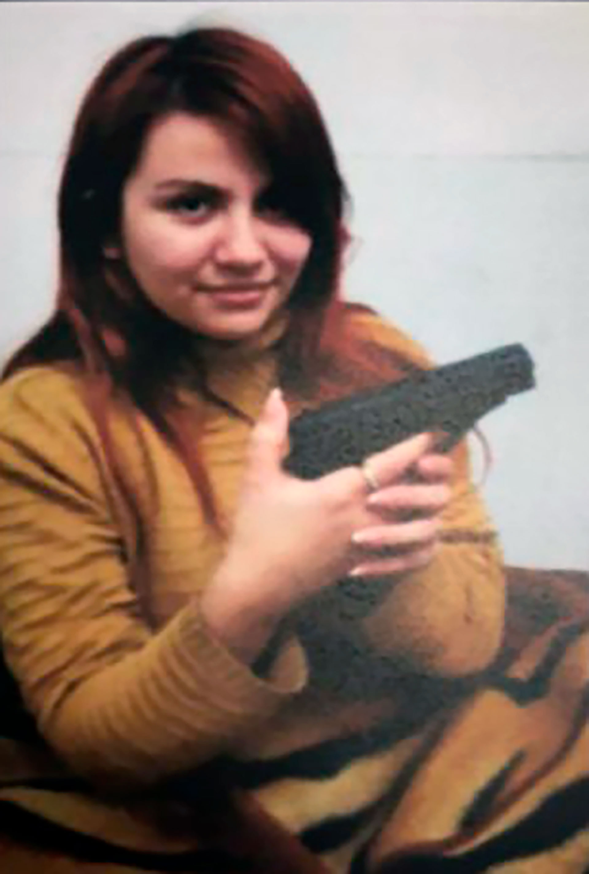 Brenda Uliarte con el arma con el que atacaron a Cristina Kirchner