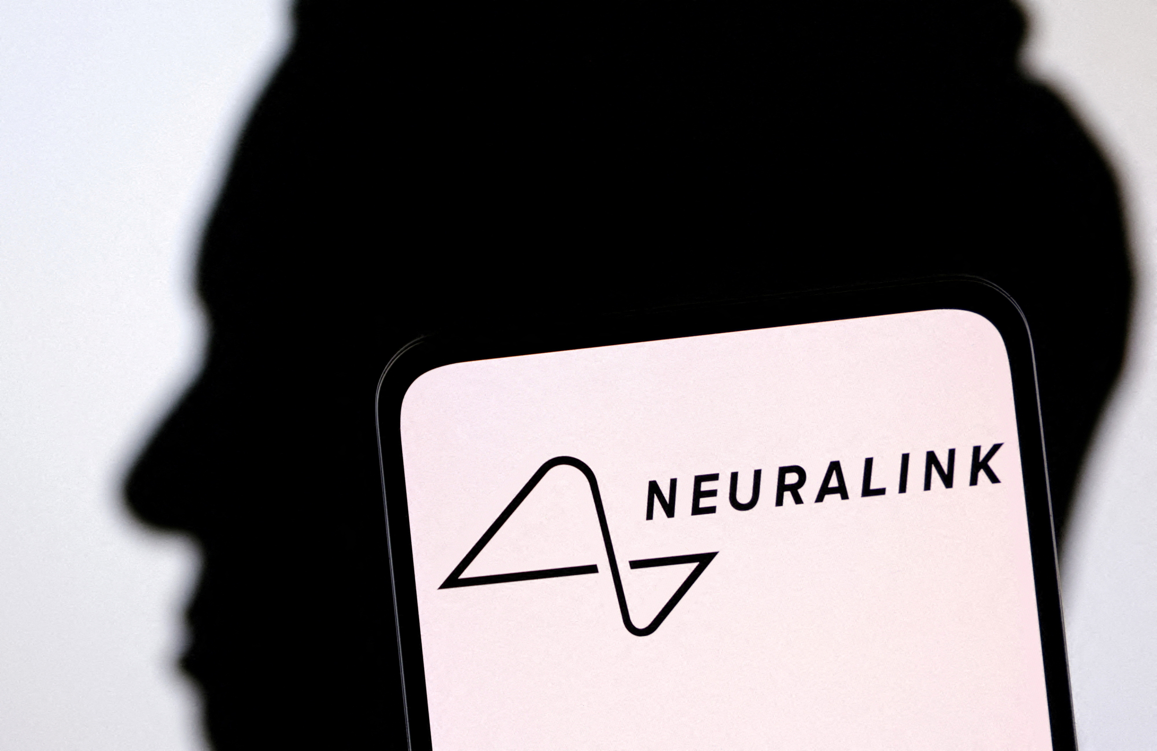 Neuralink, una de las compañías de Elon Musk, fue autorizada para probar implantes cerebrales en humanos (REUTERS)