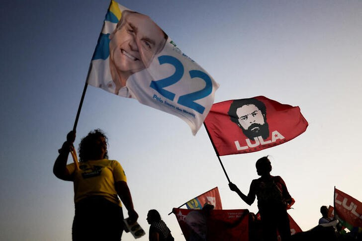 Seguidores del presidente Jair Bolsonaro y del exmandatario Luiz Inácio Lula da Silva haciendo campaña en Brasilia unas pocas horas antes de que se abran las urnas. (REUTERS/Ueslei Marcelino)