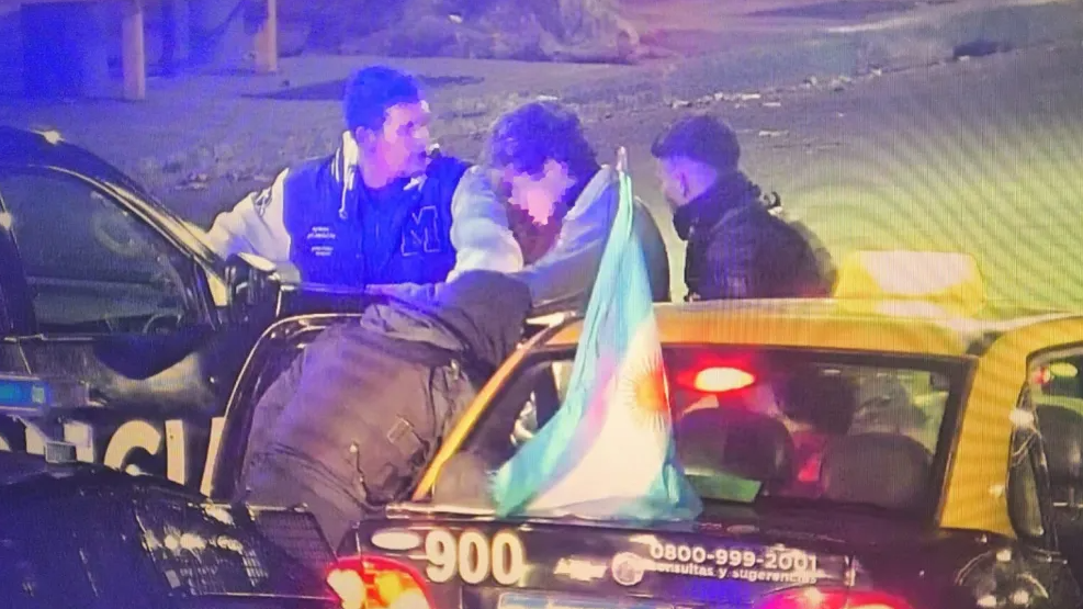 Un padre y su hijo adolescente fueron detenidos por robar un comercio en pleno centro de Mendoza