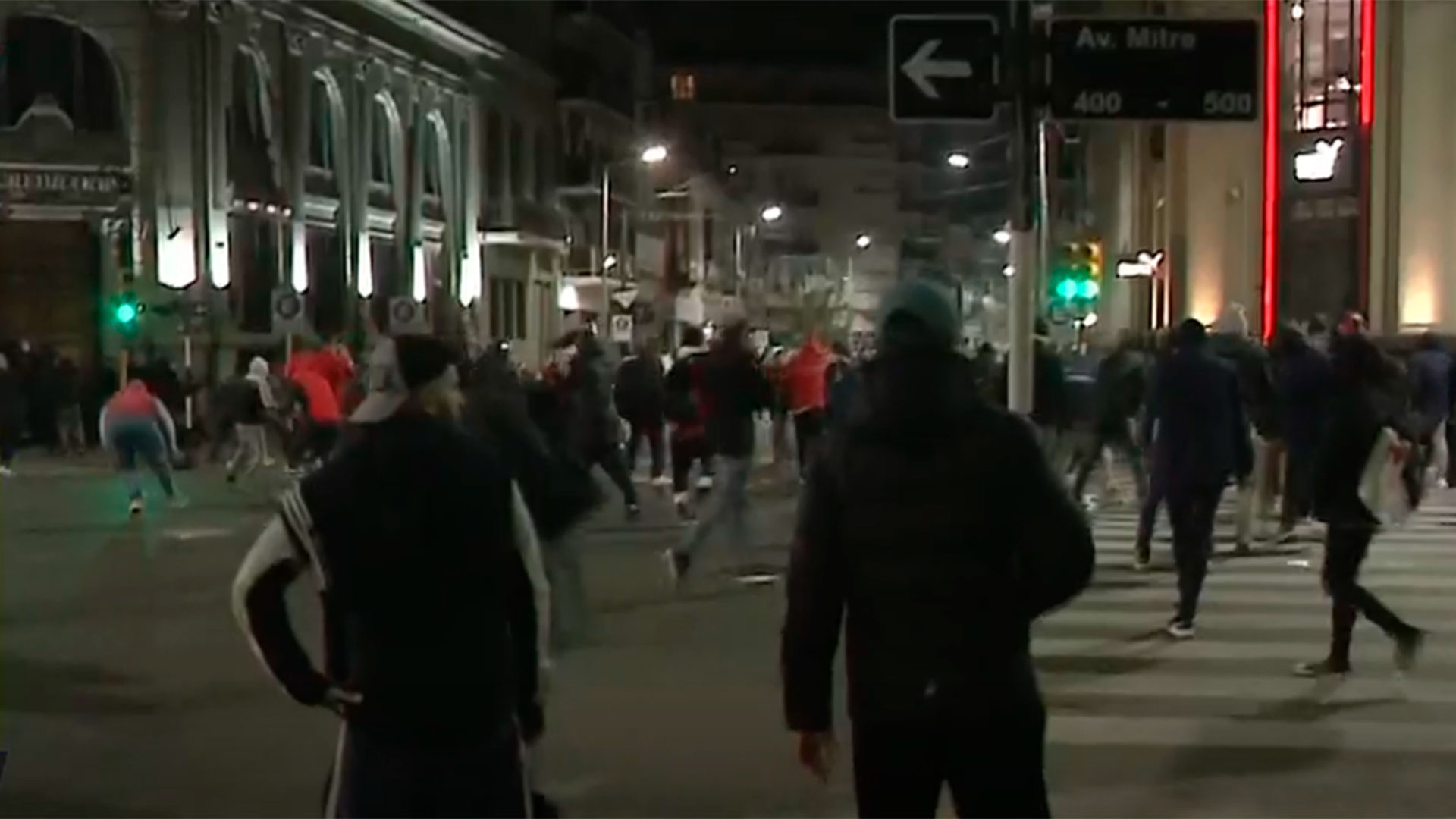 Así fueron los incidentes con los hinchas de Independiente y la policía frente a la sede en Avellaneda - Infobae
