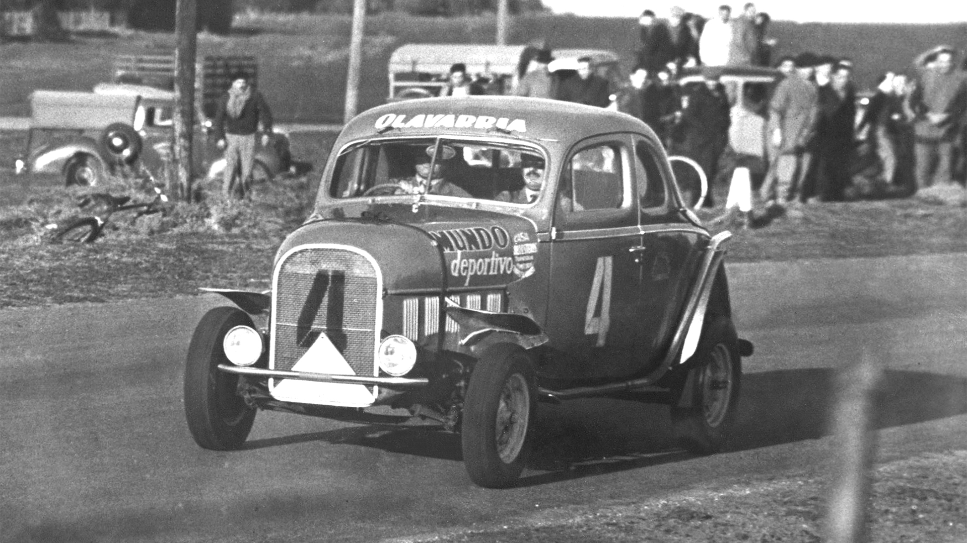 Los hermanos Dante y Torcuato Emiliozzi ganando su primer carrera de Turismo Carretera en 1953, con la galera Ford que tenía todavía el volante a la derecha a pesar del cambio de circulación que estaba vigente desde 1945 en Argentina