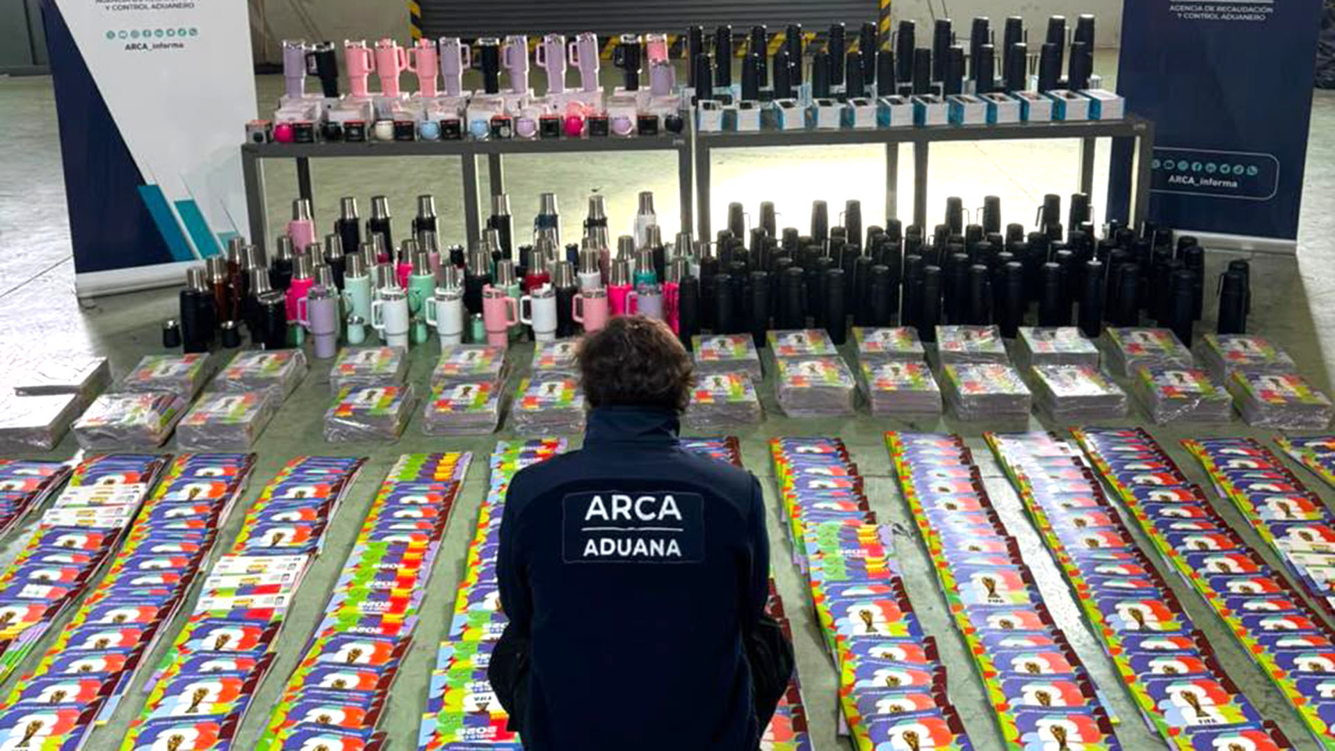 La Aduana secuestr&oacute; mercader&iacute;a en un valor estimado en 9 millones de pesos: hab&iacute;a m&aacute;s de 1300 &aacute;lbumes truchos del mundial