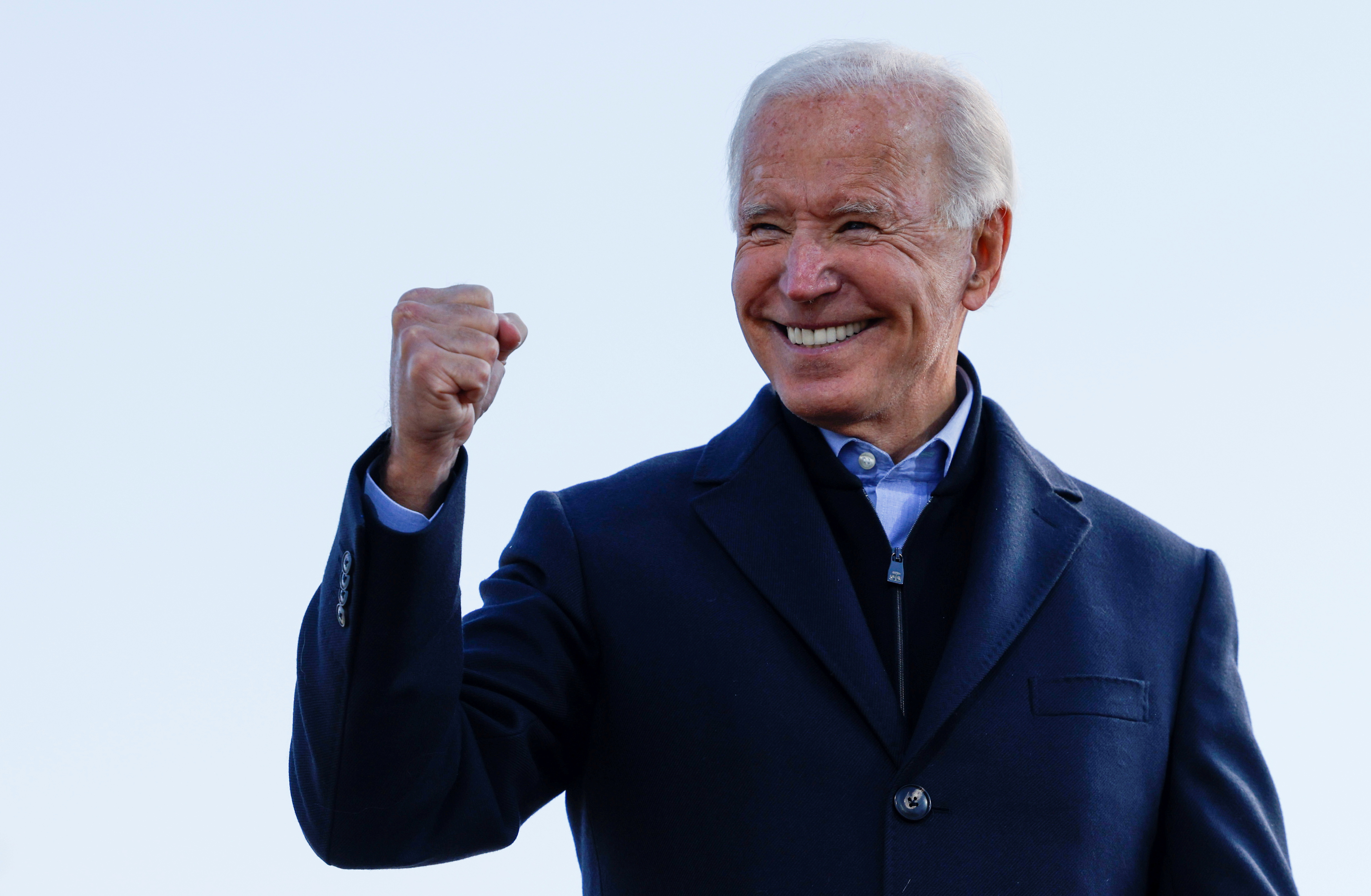 Joe Biden cierra el puño durante un acto de campaña (REUTERS/Brian Snyder)