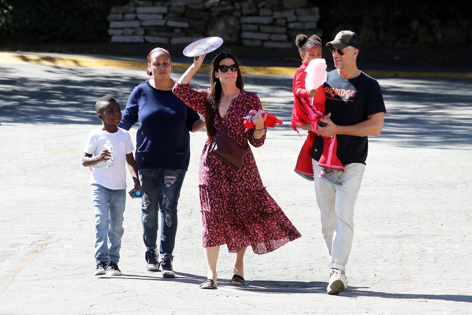 Sandra Bullock con sus hijos y su pareja, Bryan Randall