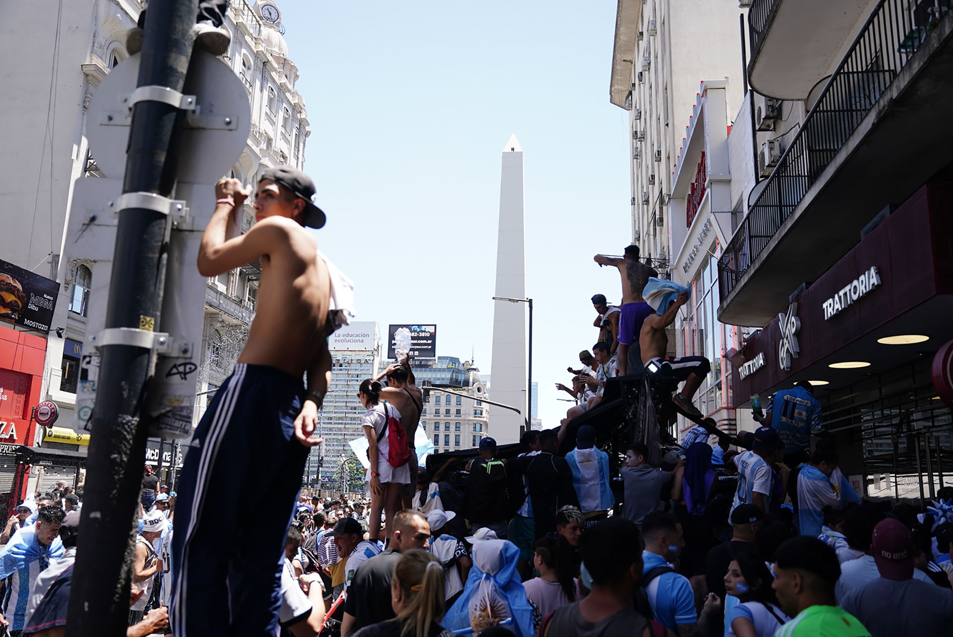 Hinchas argentinos celebrando el éxito del Mundial en el centro porteño 
