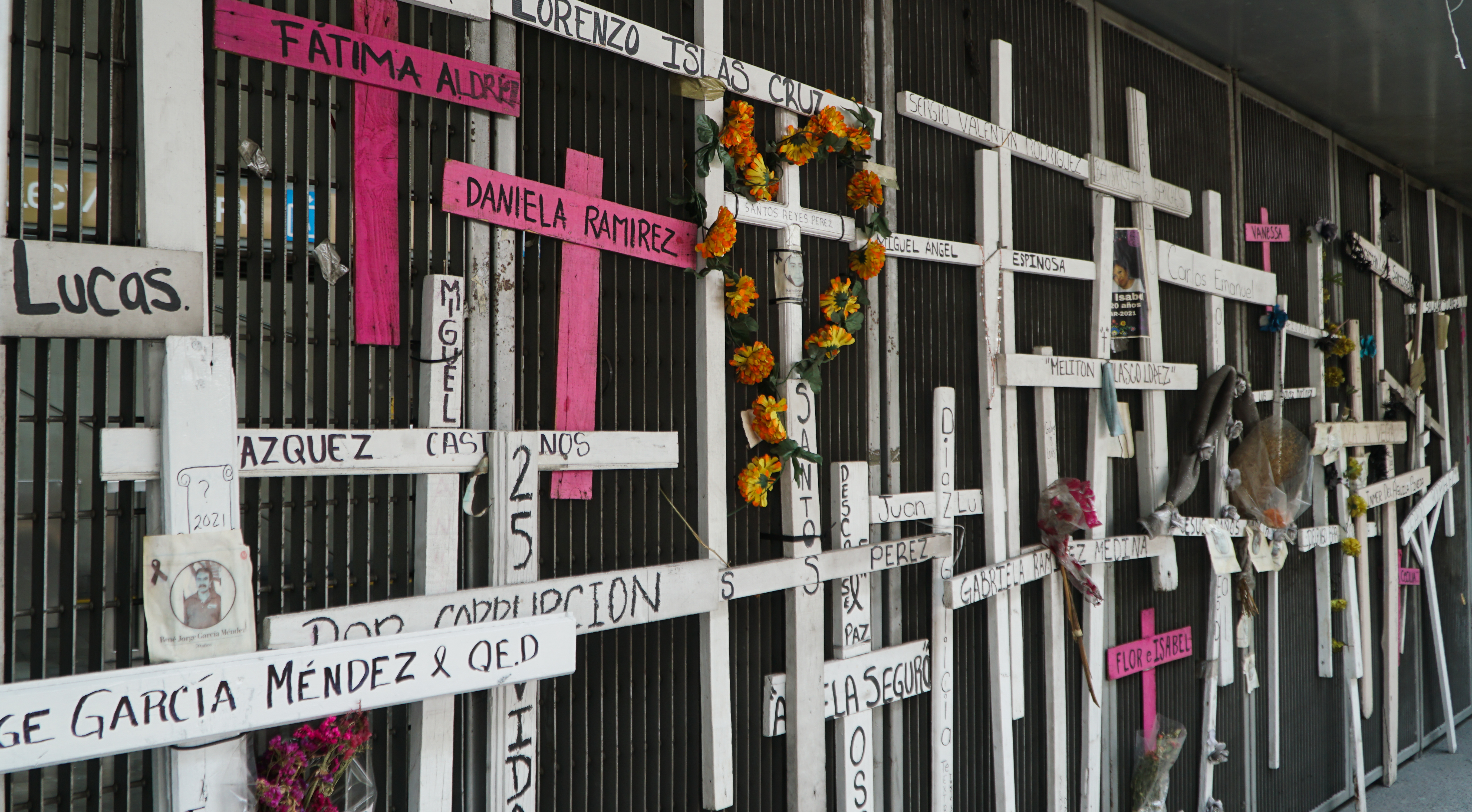 Las cruces fuera del acceso a la estación Olivos llevan en ellas los nombres de las víctimas del accidente, personas que regresaban de sus jornadas laborales y no pudieron volver a casa.
Foto: Miguel Angelino / Infobae