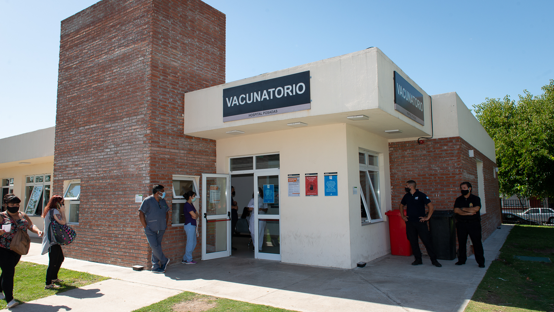 El vacunatorio del Hospital Posadas por donde pasaron 70 personas que este lunes fueron informadas por el Gobierno 