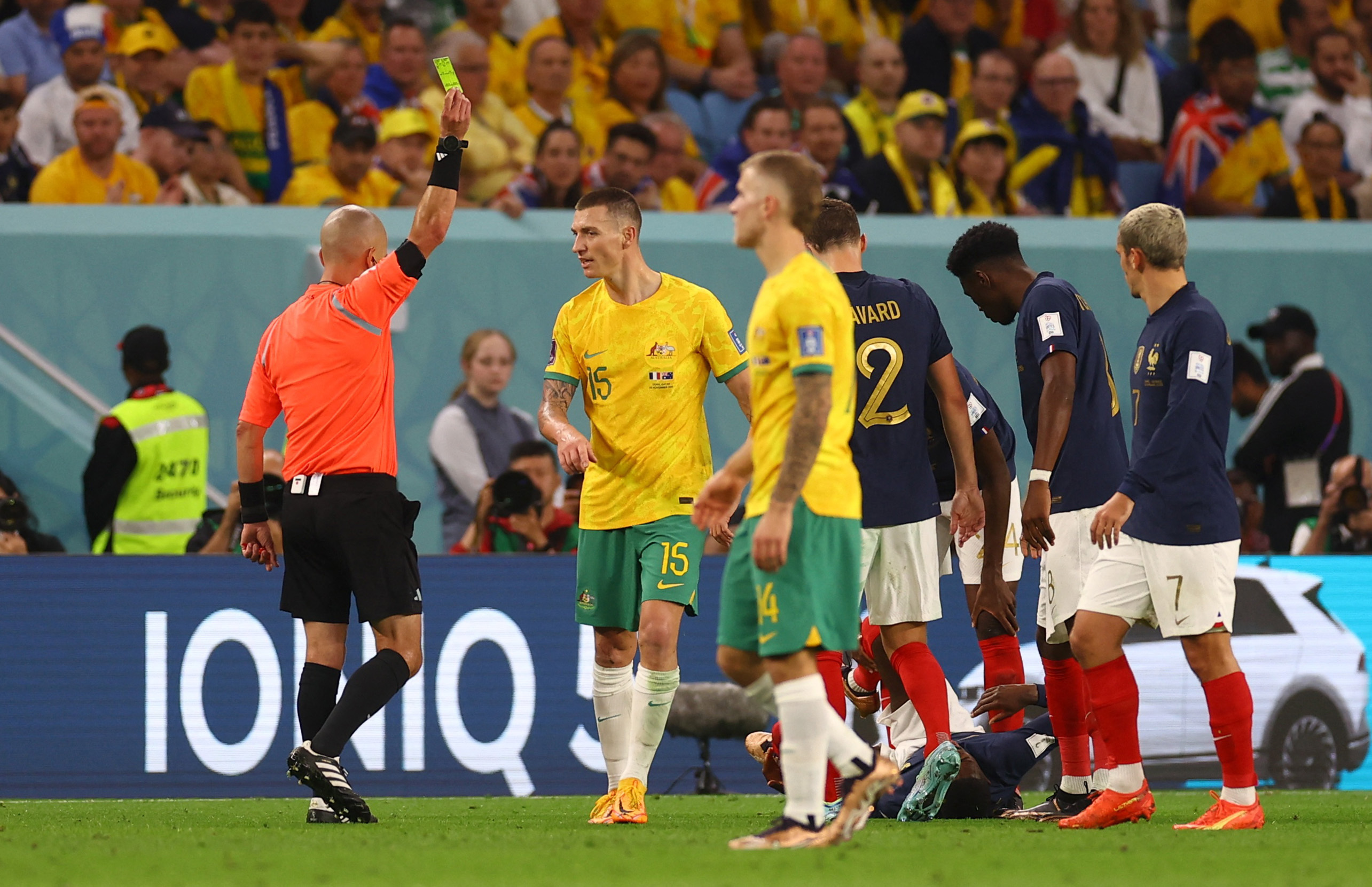 Mitchell Duke recibió la primera tarjeta amarilla del partido entre Australia y Francia (REUTERS/Kai Pfaffenbach)