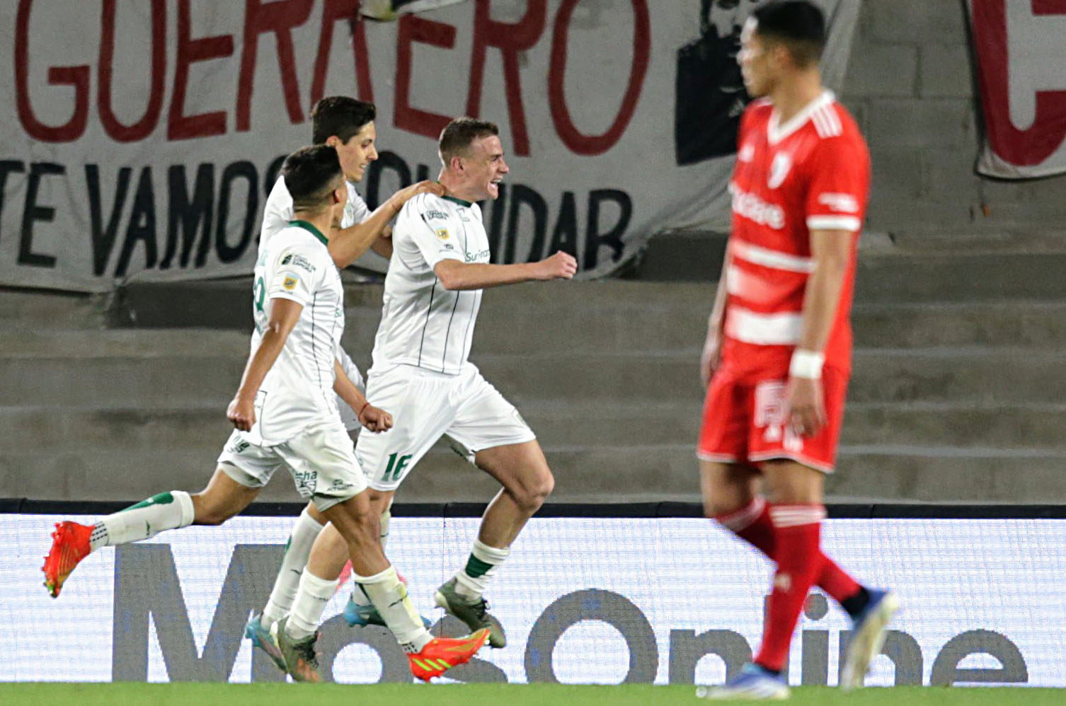 Pared, toques de primera y una volea inatajable para Franco Armani: el  golazo de Alejandro Cabrera en la visita de Banfield a River Plate - Infobae