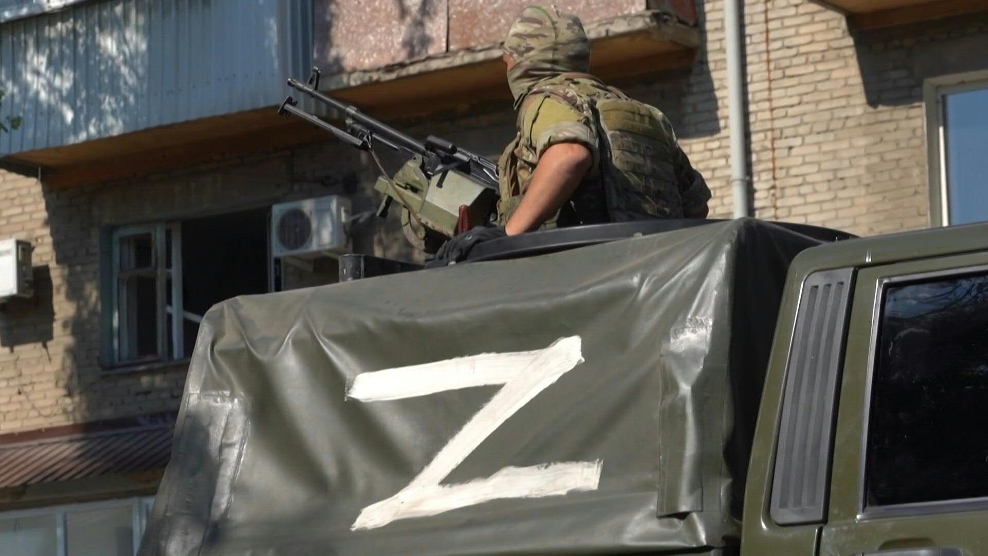 Un soldado ruso en una tanqueta dentro del territorio ucraniano