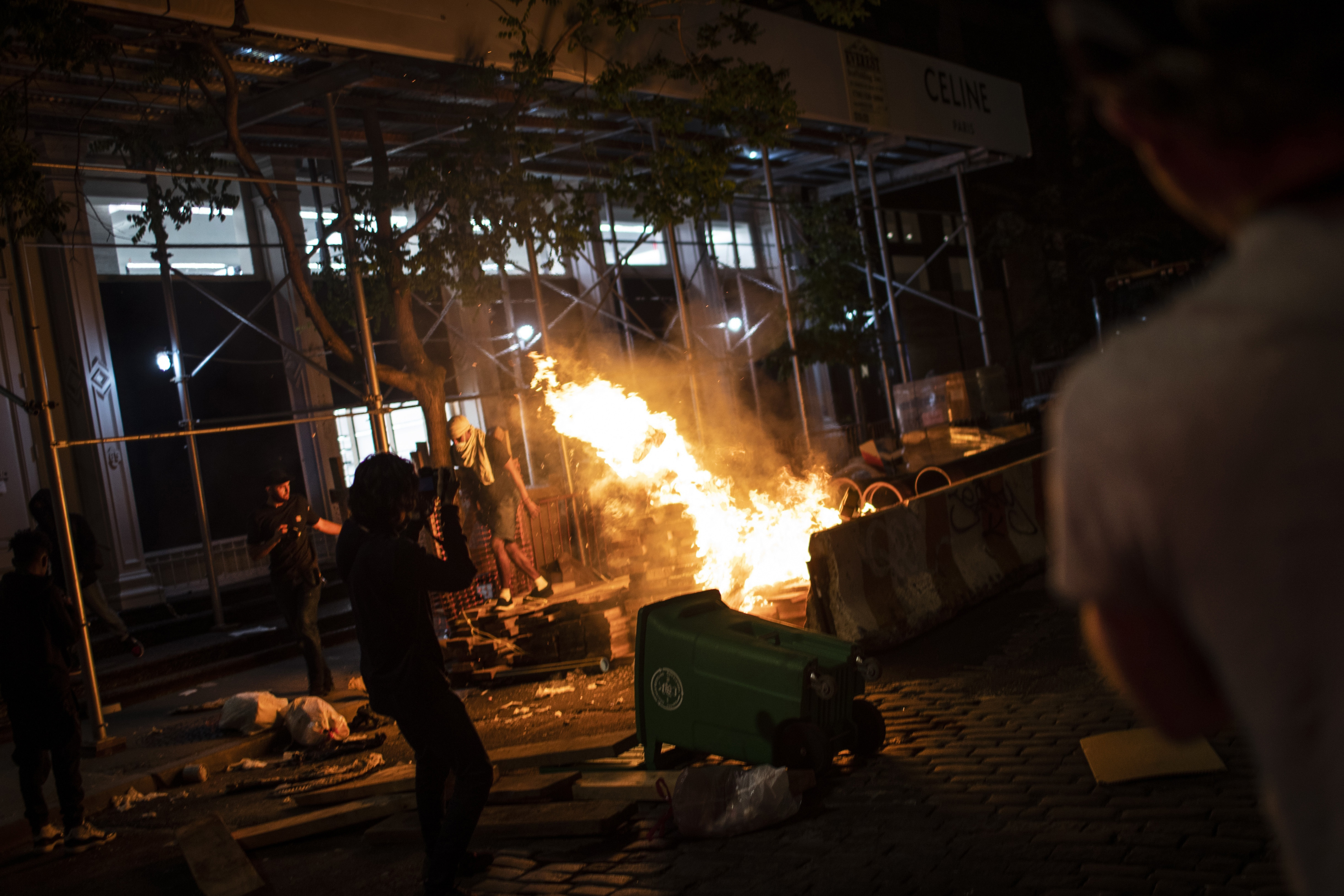 La legisladora demócrata Alexandria Ocasio-Cortez se preguntó por qué el FBI no trata a los supremacistas blancos, grupos que son simpatizantes de Trump, también como grupos de terrorismo interno. En la foto, los disturbios en Nueva York este domingo a la noche (AP Photo/Wong Maye-E)