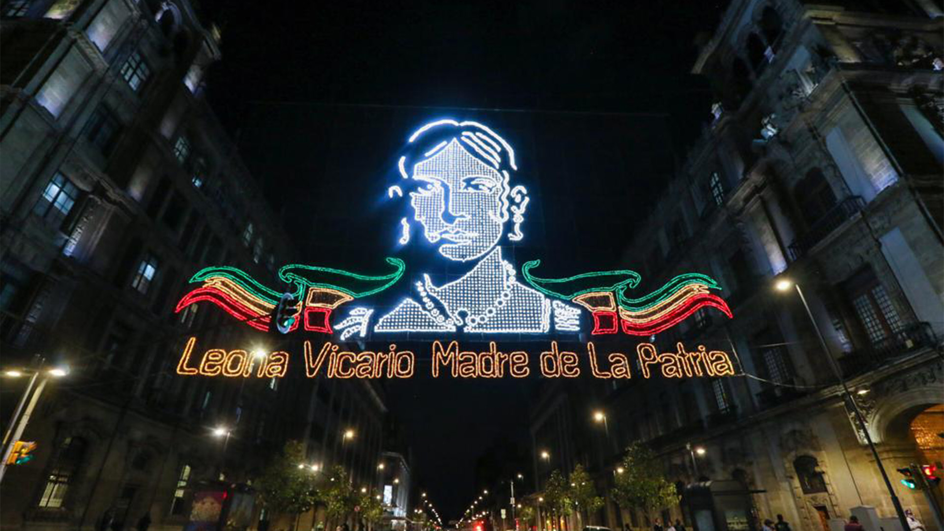 La JefaDeGobierno en compañía de Beatriz Gutiérrez Müller y otras autoridades y un grupo de niños, encendieron las luces decorativas del Zócalo de la Ciudad para conmemorar 210 años del inicio de la Independencia de Méxic (Foto: Twitter@GobCDMX)