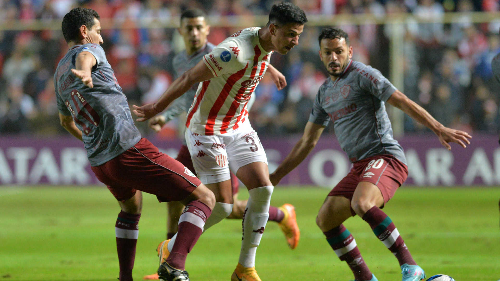 AMDEP735. SANTA FE (ARGENTINA), 19/05/2022.- Lucas Esquivel (c) de Unión disputa un balón con Ganso (i) de Fluminense hoy, en un partido de la Copa Sudamericana entre Unión y Fluminense en el estadio15 de Abril en Santa Fe (Argentina). EFE/Javier Escobar