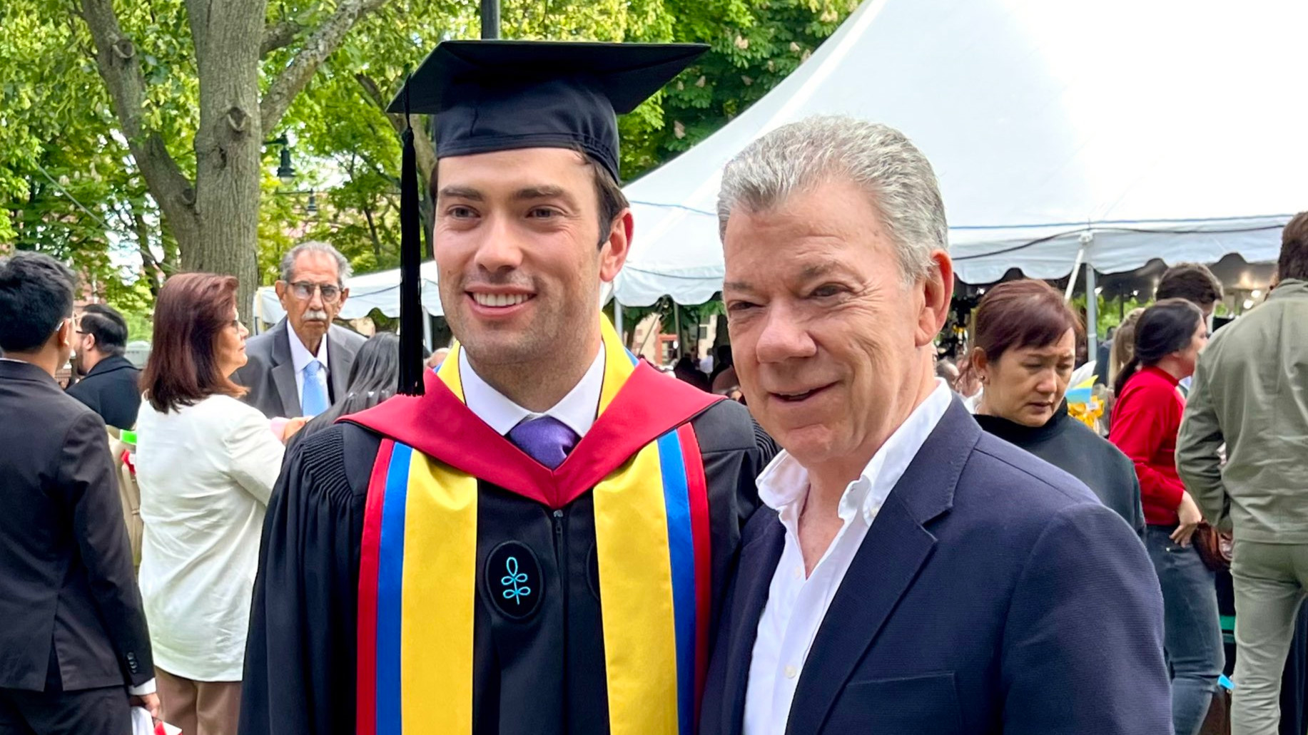 Esteban Santos, hijo de expresidente Juan Manuel Santos, se graduó de Harvard. Twitter.