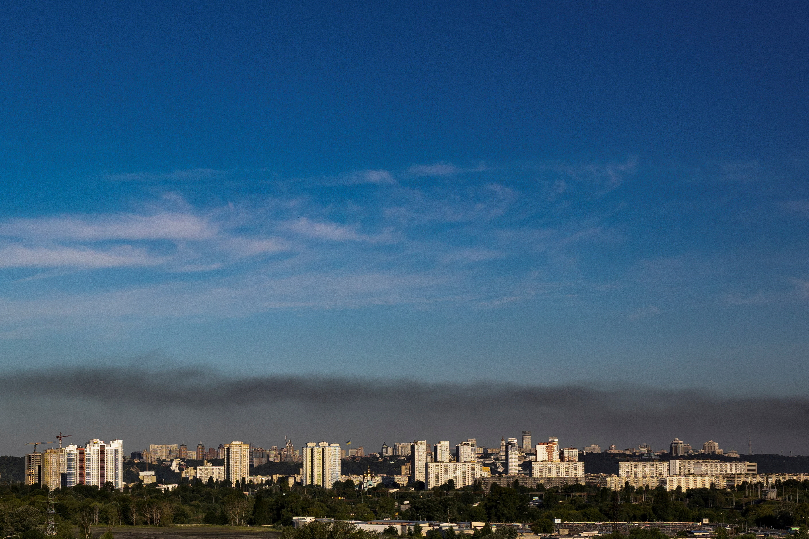 El humo se eleva sobre Kiev después de los ataques de misiles rusos en las afueras de la capital ucraniana, mientras continúa el ataque de Rusia a Ucrania, en Kiev, Ucrania 28 de julio de 2022.  REUTERS/Vladyslav Sodel