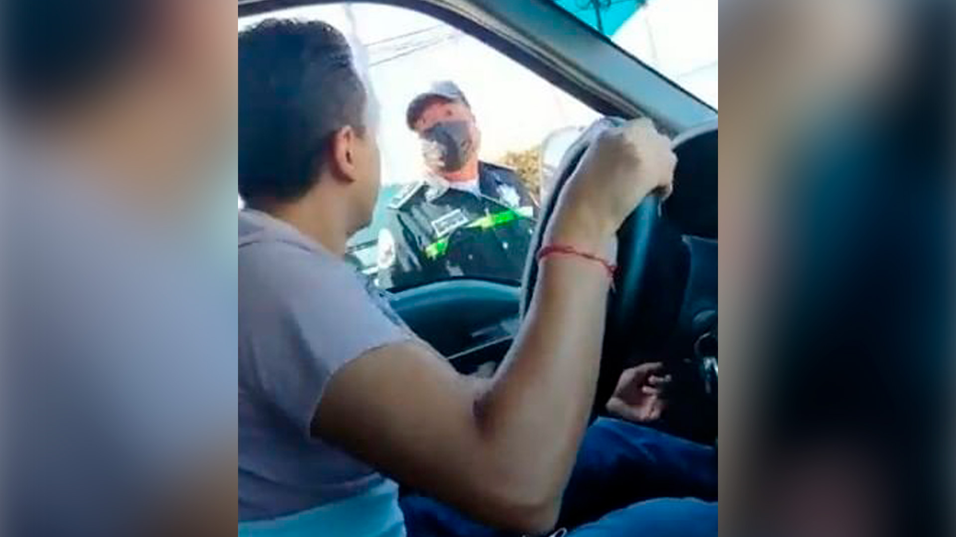 The Cuautitlán Izcalli policeman threatened a motorist for not admitting an alleged infraction (Screenshot: Twitter/@MrElDiablo8)