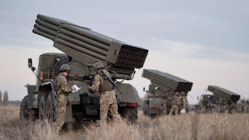 Tropas ucranianas se congresan cerca de lanzadores de proyectiles BM-21 "Grad" durante ejercicios militares en la región de Kherson, Ucrania- Enero 19, 2022