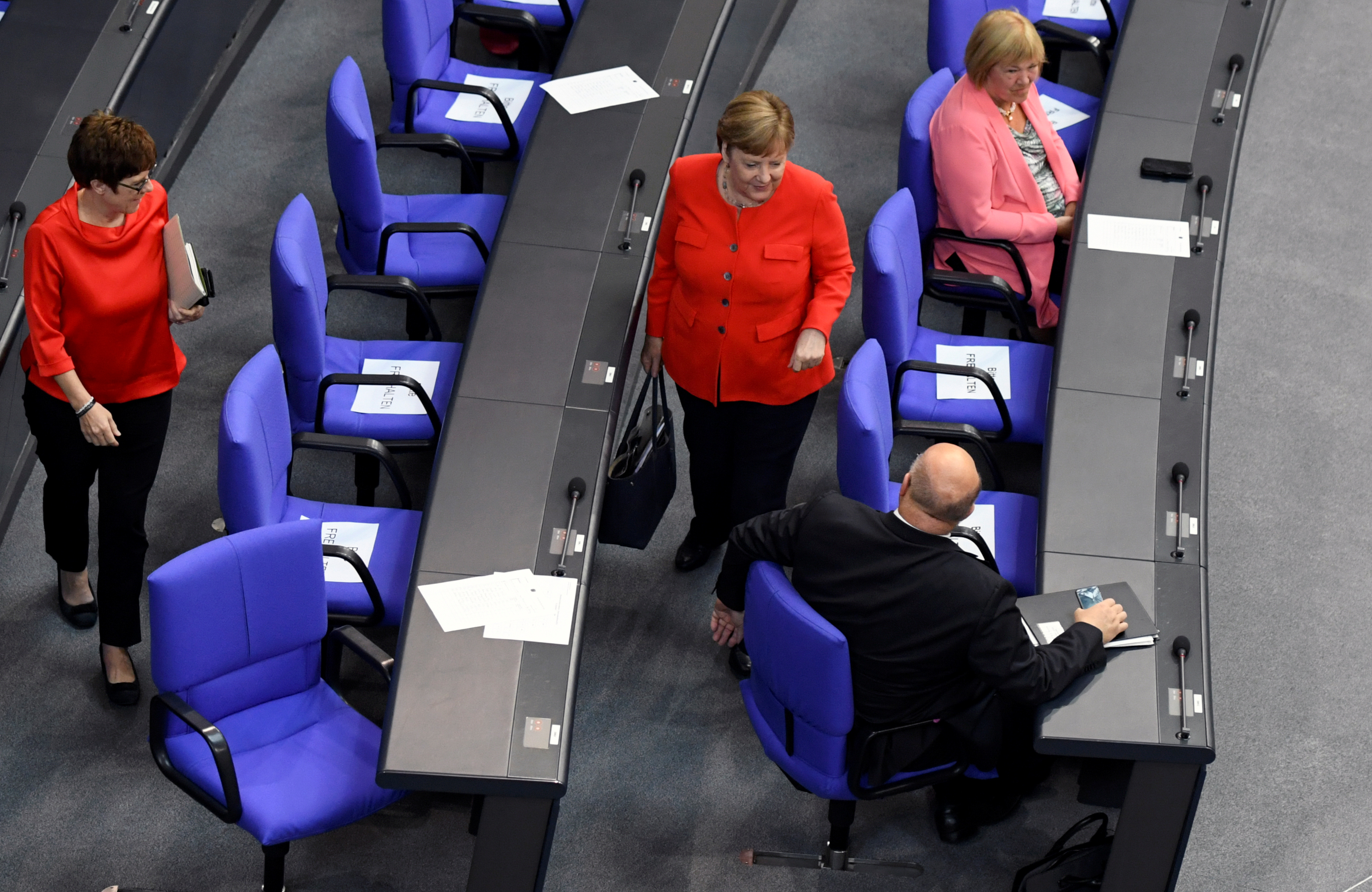 Angela Merkel y la ministra de Defensa Annegret Kramp-Karrenbauer abandonan el parlamento alemán REUTERS/Annegret Hilse